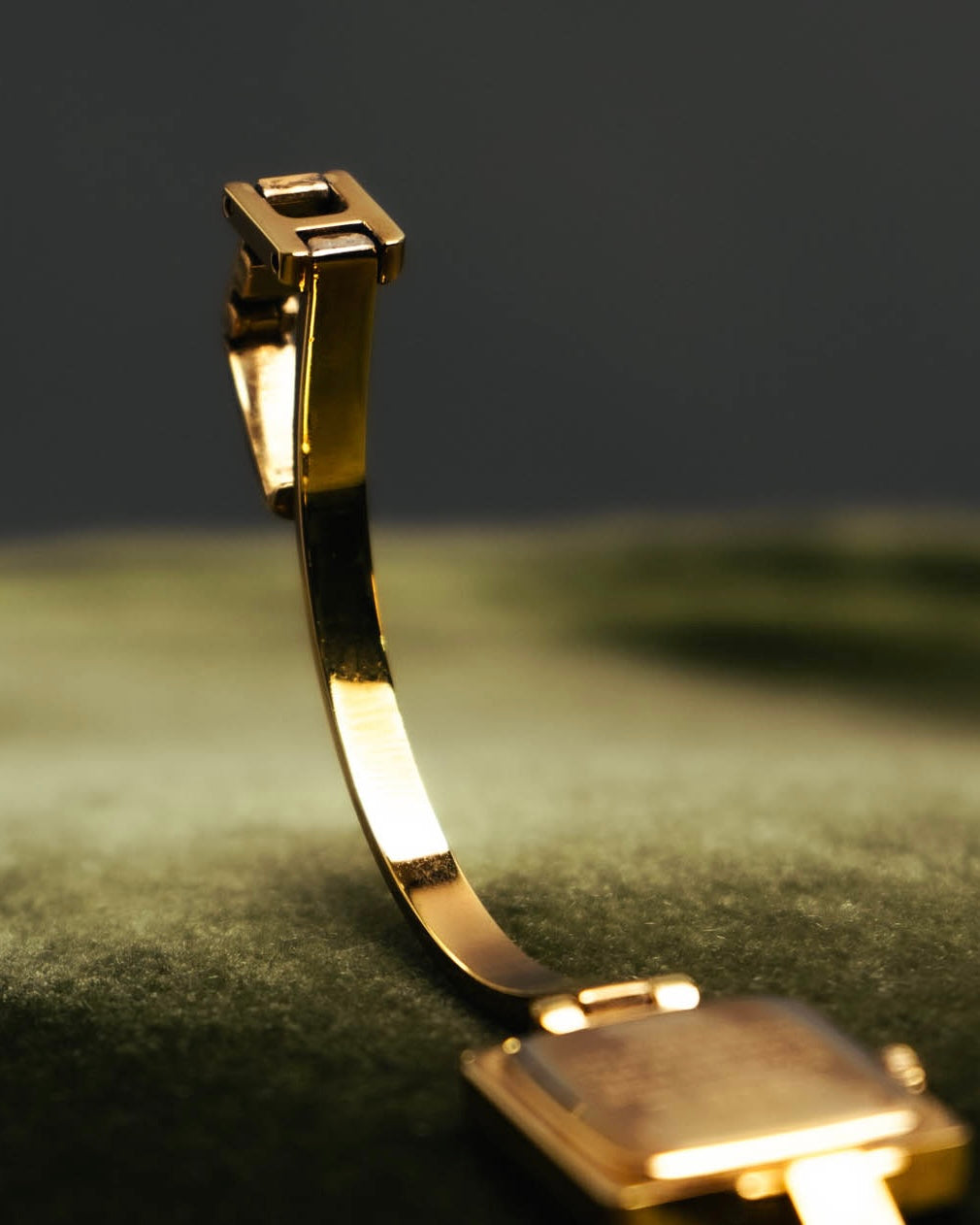 -SPECIAL- “GUCCI” 90’s-00’s 1900L gold tone bangle watch