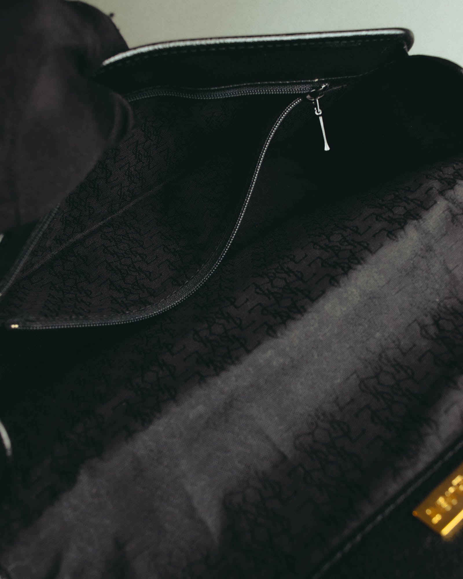 “Yves Saint Laurent” 90’s-00’s Cassandra logo one shoulder leather bag