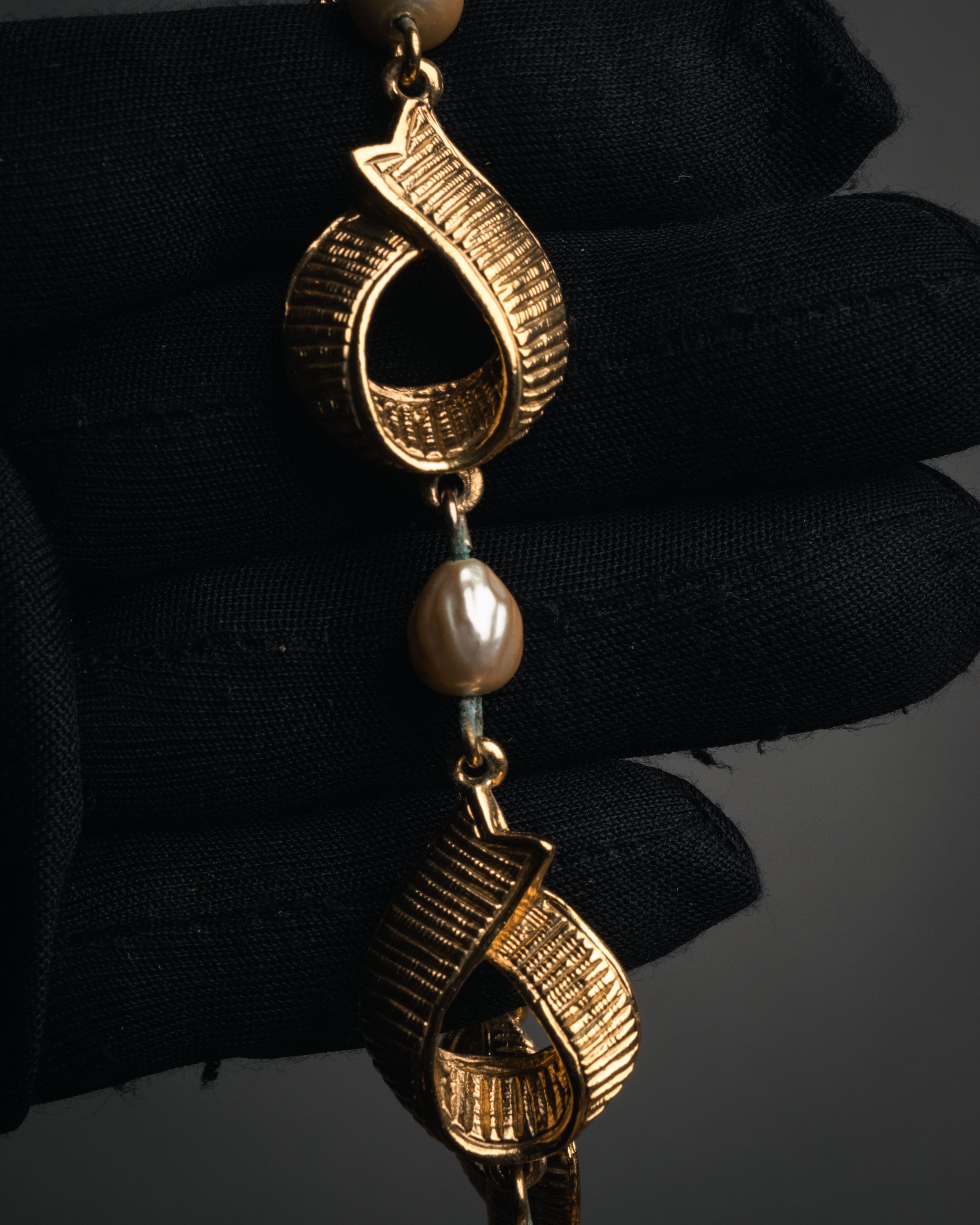 “Yves Saint Laurent” 80’s-90’s Baroque pearl heart motif necklace