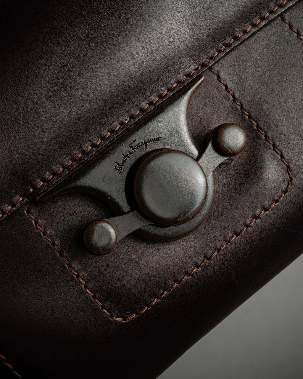 "Salvatore Ferragamo" Swivel crisp closure design leather one-handle bag