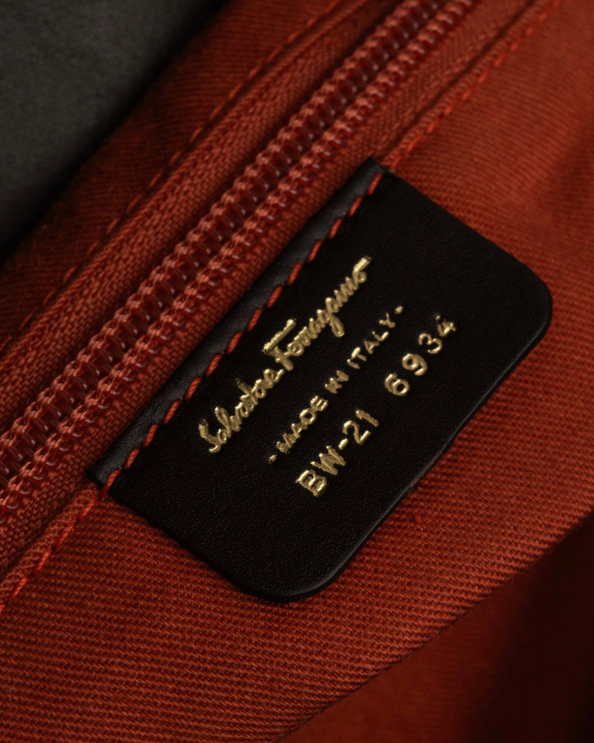 "Salvatore Ferragamo" Swivel crisp closure design leather one-handle bag