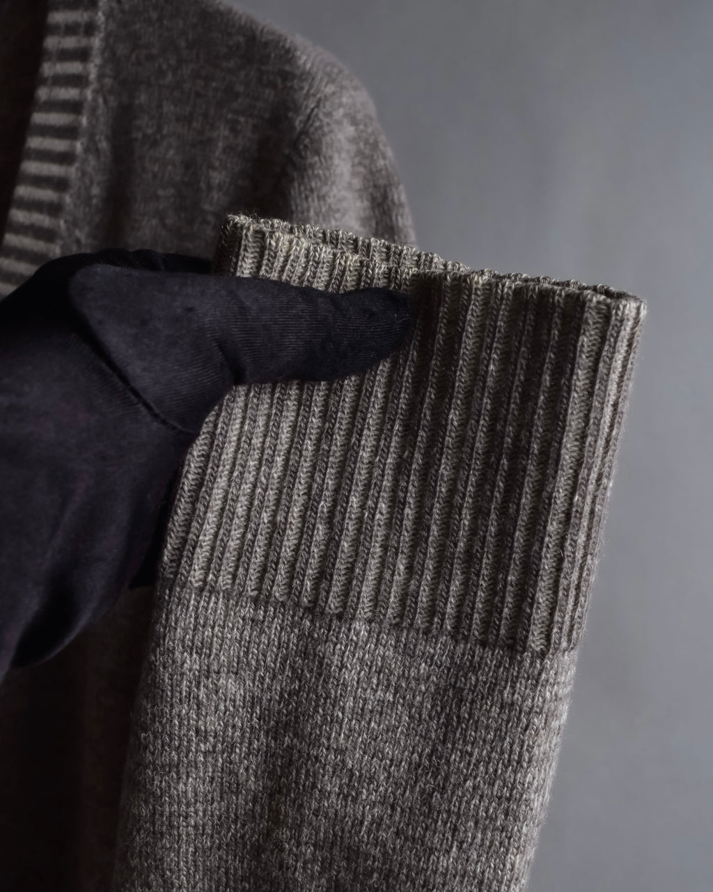 "MAISON MARGIELA" 13AW Patch accented low gauge wool cardigan