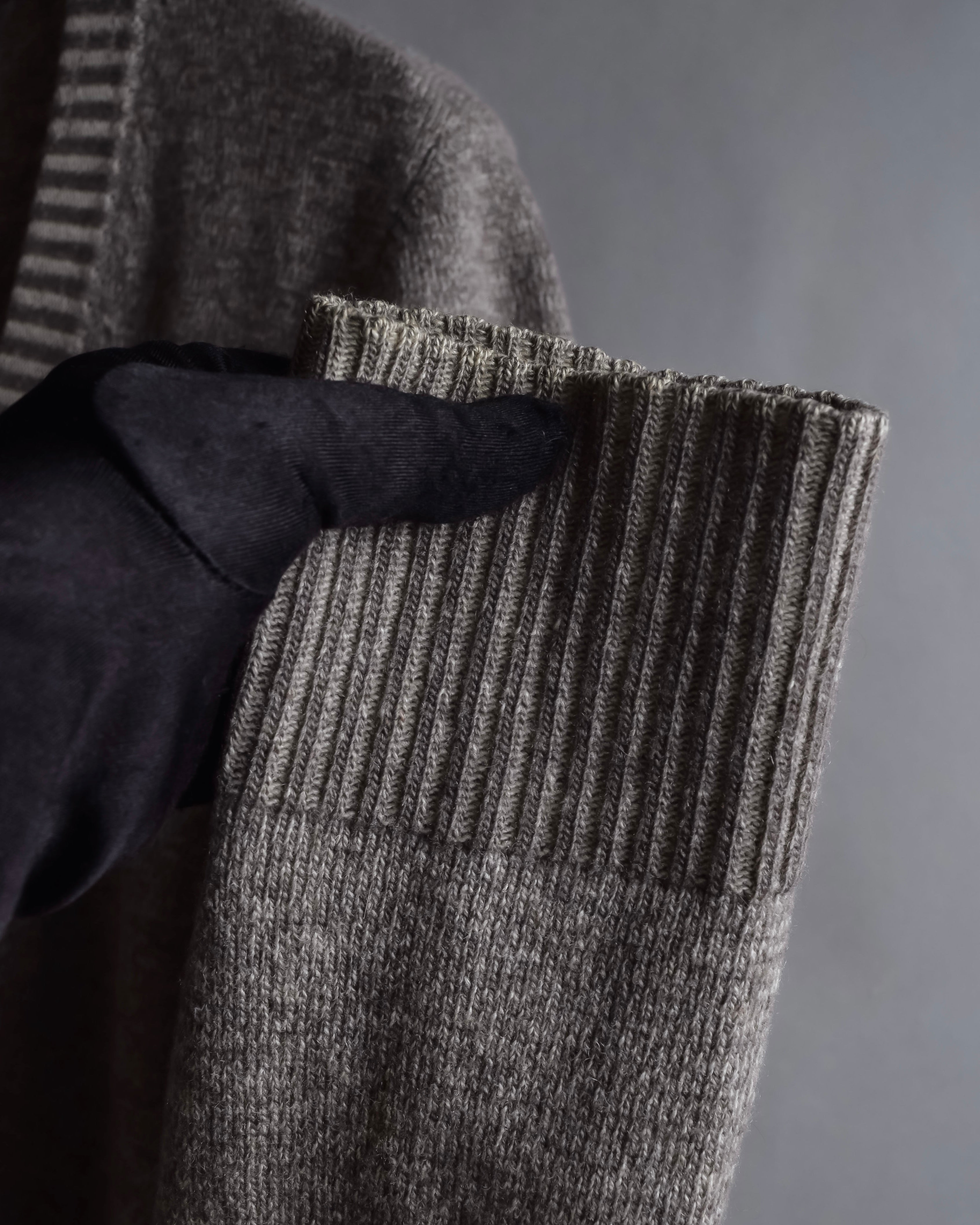 "MAISON MARGIELA" 13AW Patch accented low gauge wool cardigan