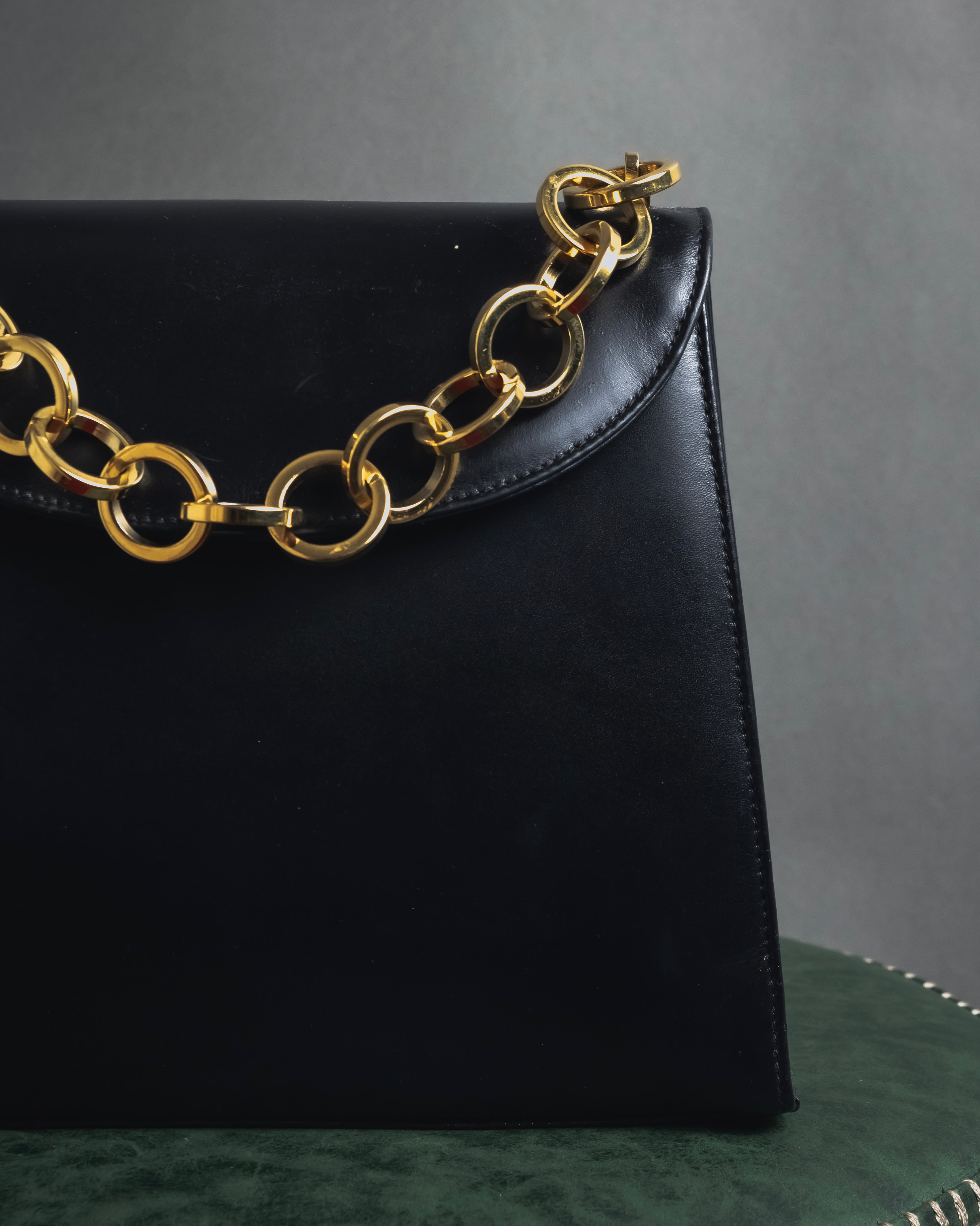 "Salvatore Ferragamo" 90’s Jewelry gold chain design leather bag