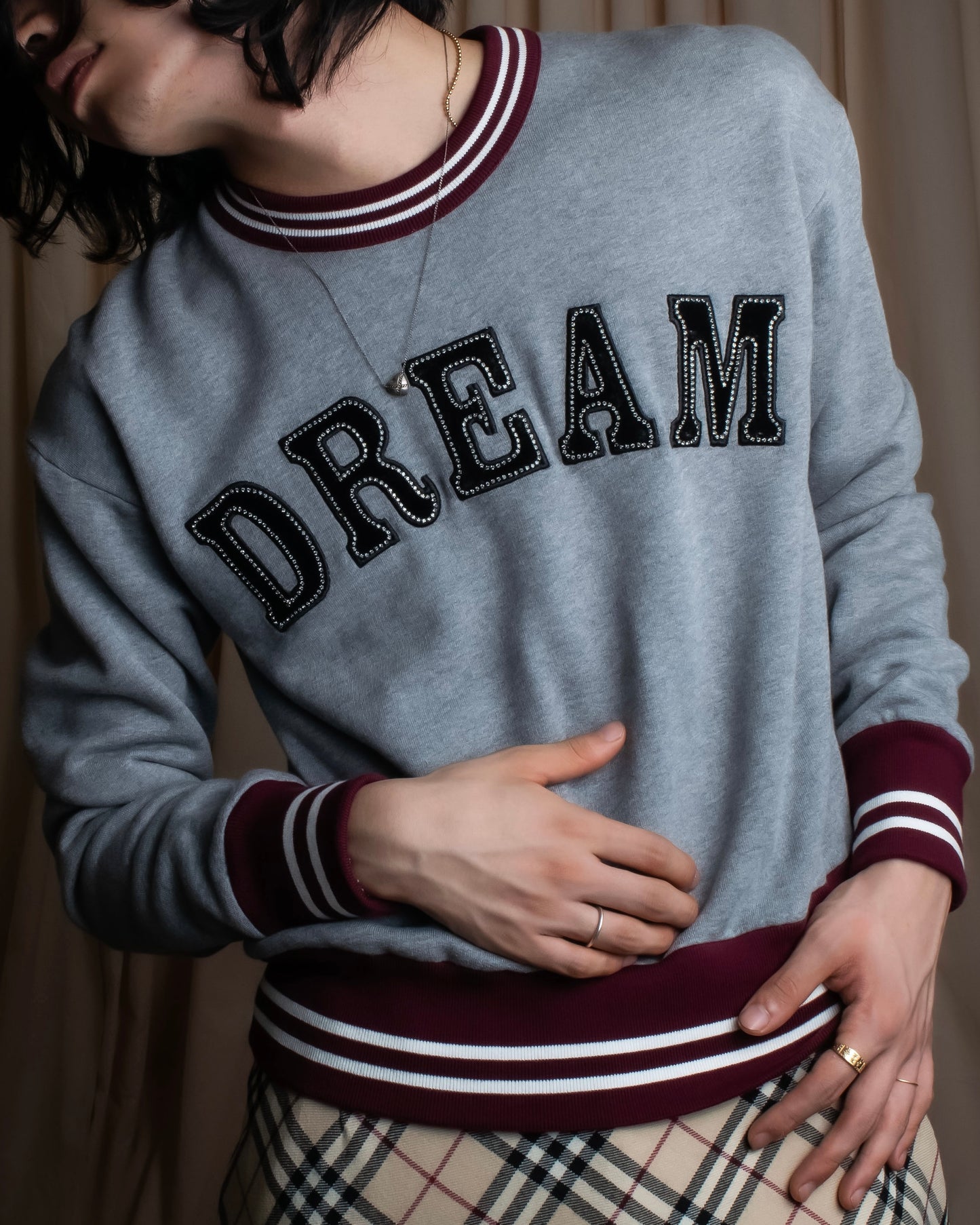 "Ｎ21 NUMERO VENTUNO" DREAM rhinestone design box silhouette
sweatshirt