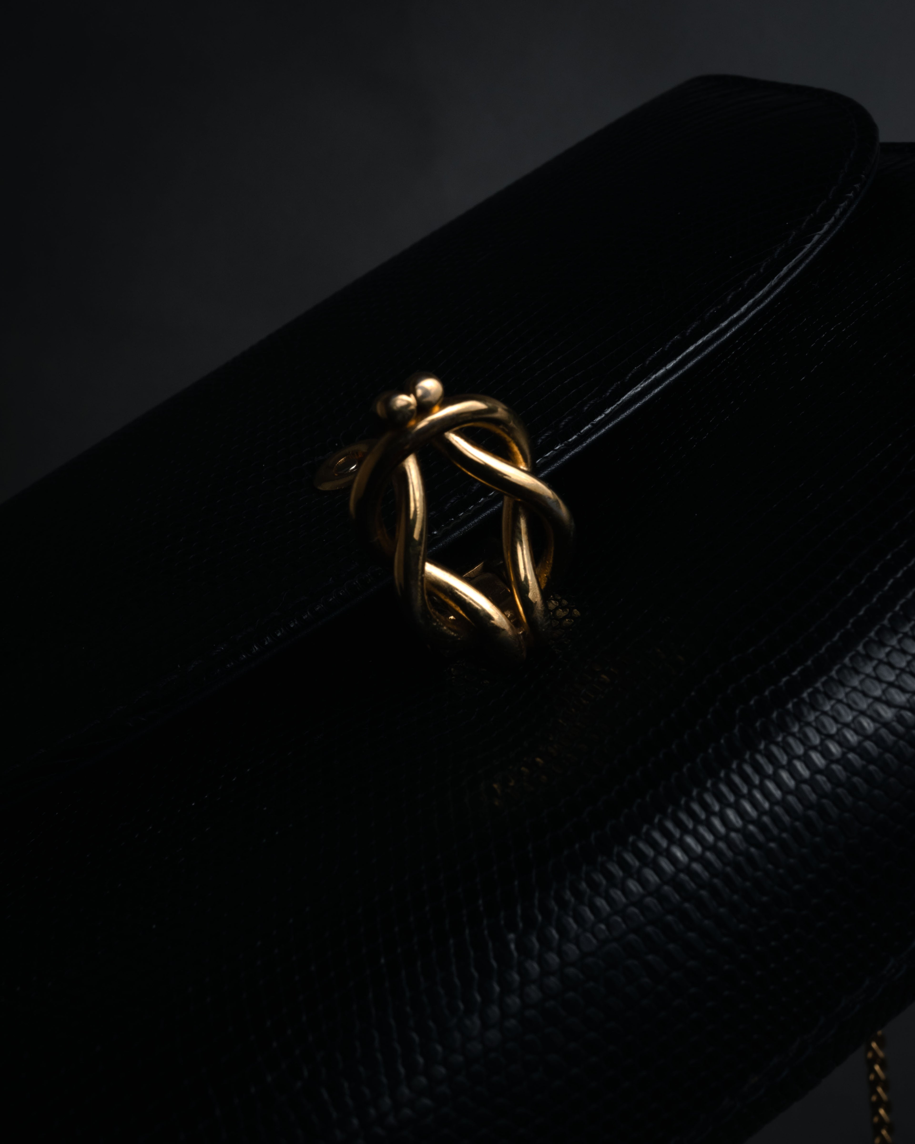 –SPECIAL– “GUCCI” 80’s crest chain shoulder bag