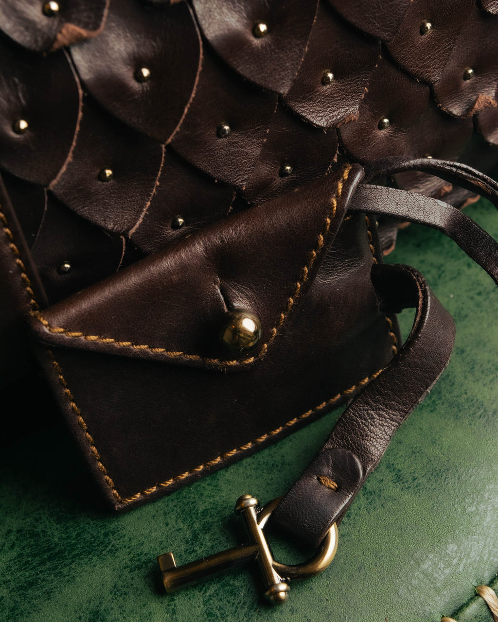 -SPECIAL- “Salvatore Ferragamo” 00’s-10’s Leather scale appliqué gancini shoulder bag