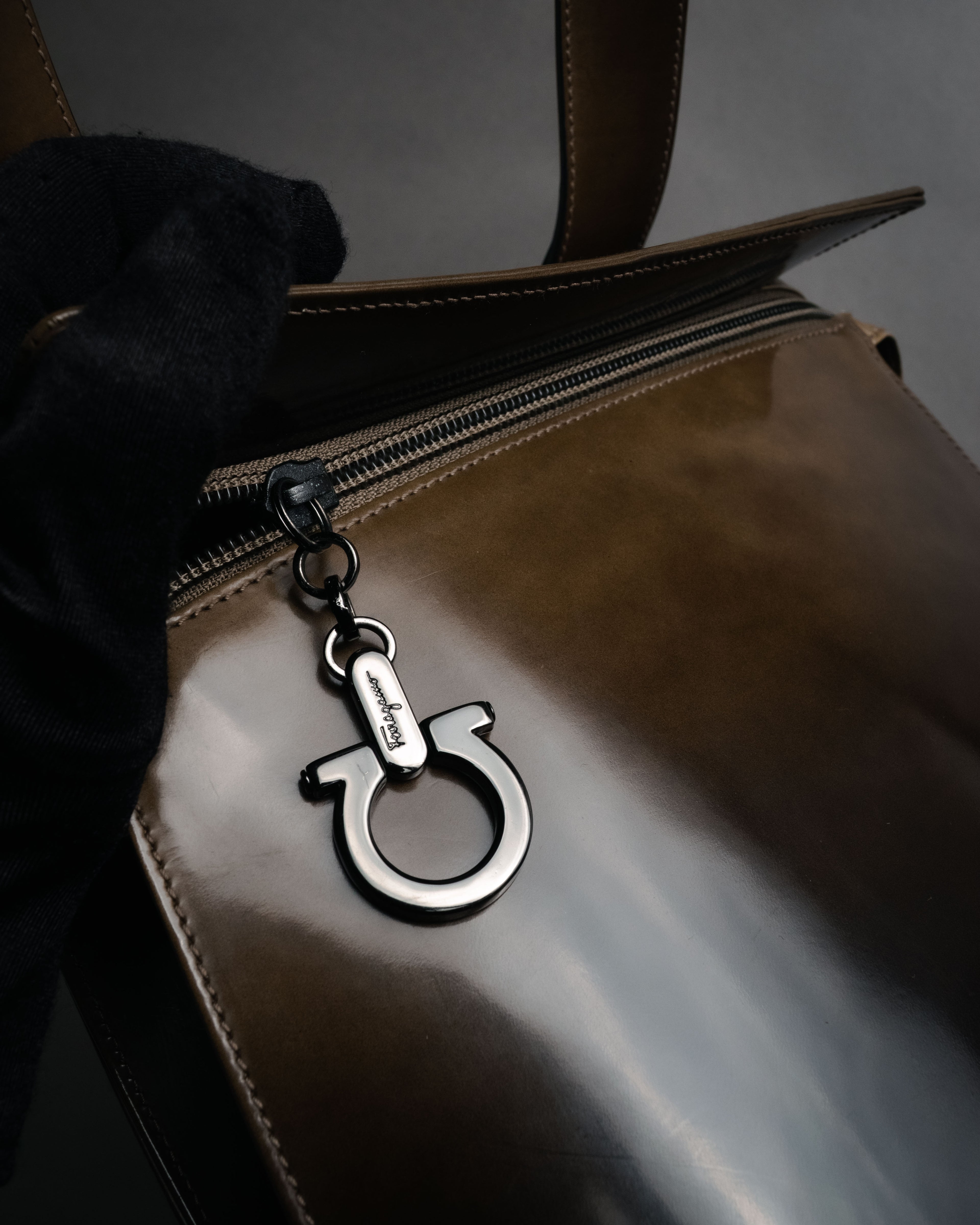 “Salvatore Ferragamo” 90’s-00’s glossy gancini shoulder bag