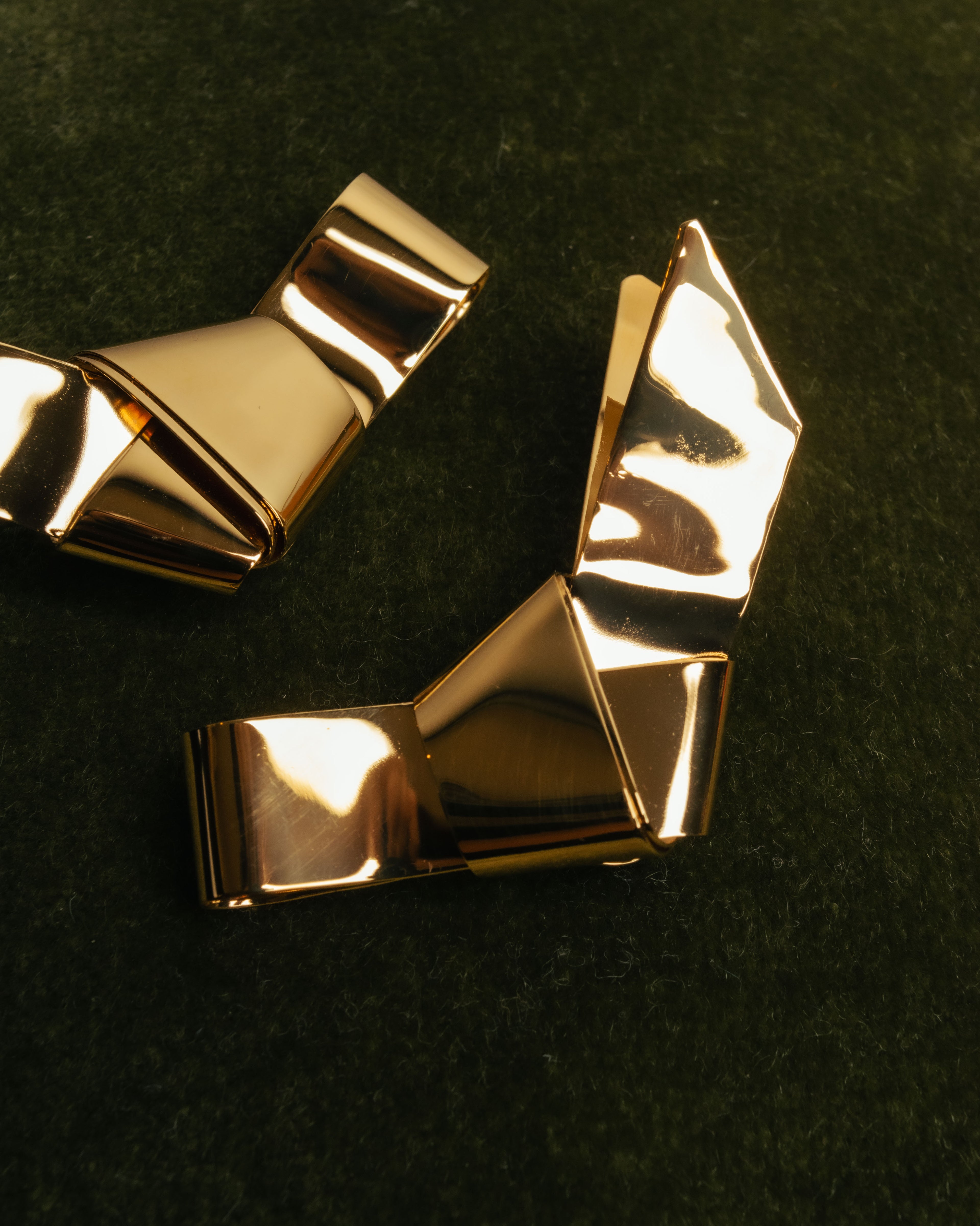 “JIL SANDER” 2021 sculptural ribbon metal clip earrings