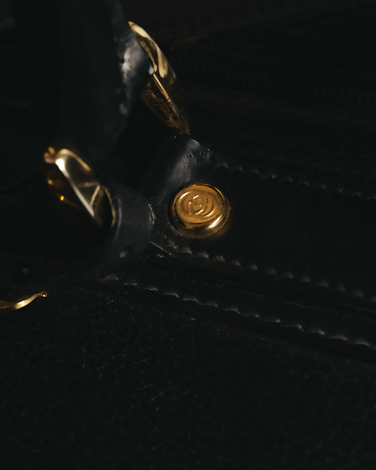 -SPECIAL- "GUCCI" 70's-80's Crest-detailed black leather two-way duffle bag
