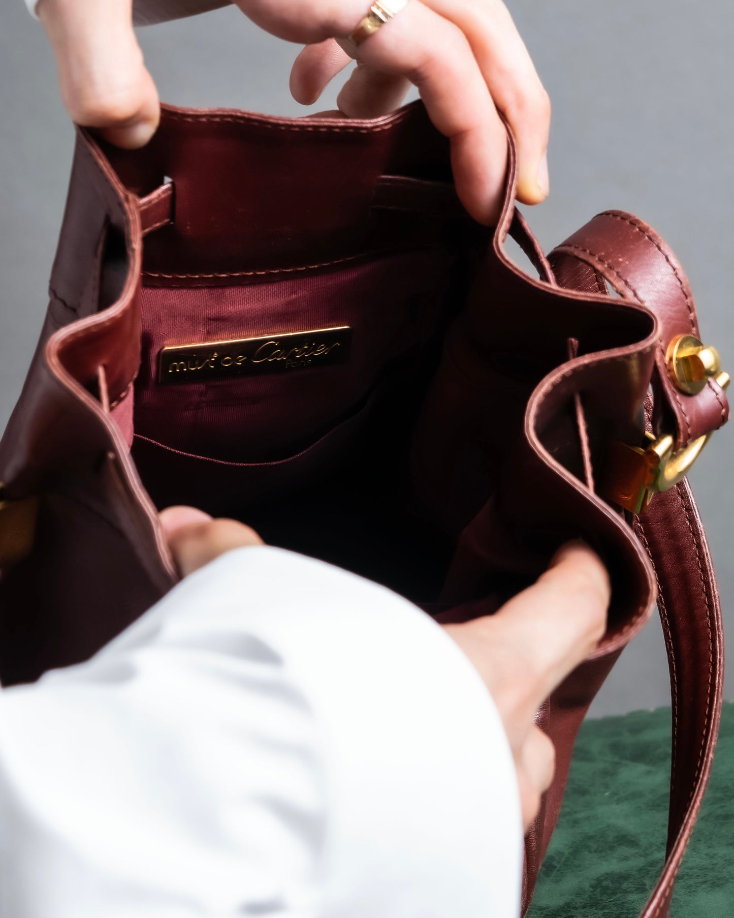 "Cartier" Drawstring design bordeaux color shoulder bag