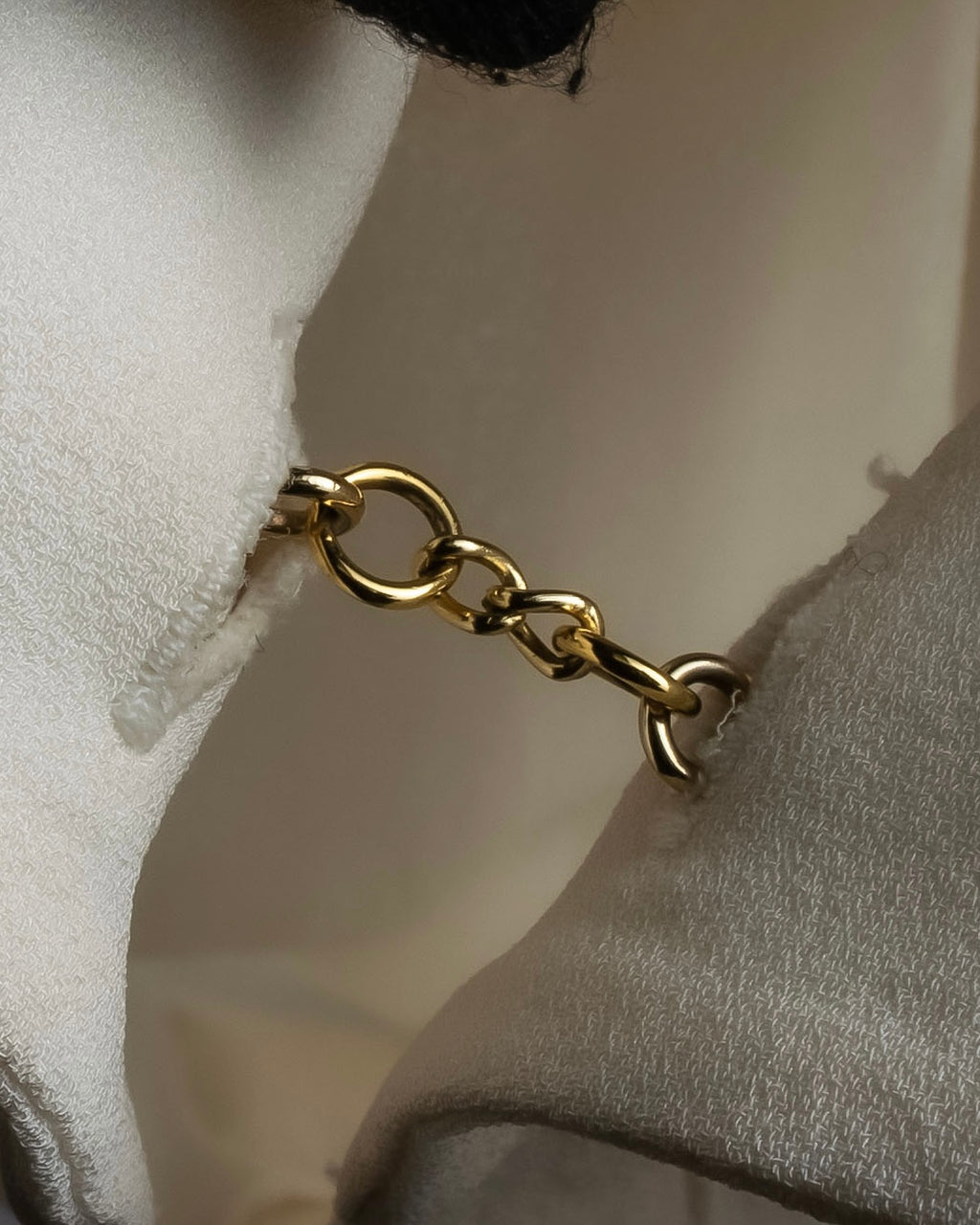 Camisa de seda con bordado en forma de logotipo "Alexandar McQueen" sin cuello