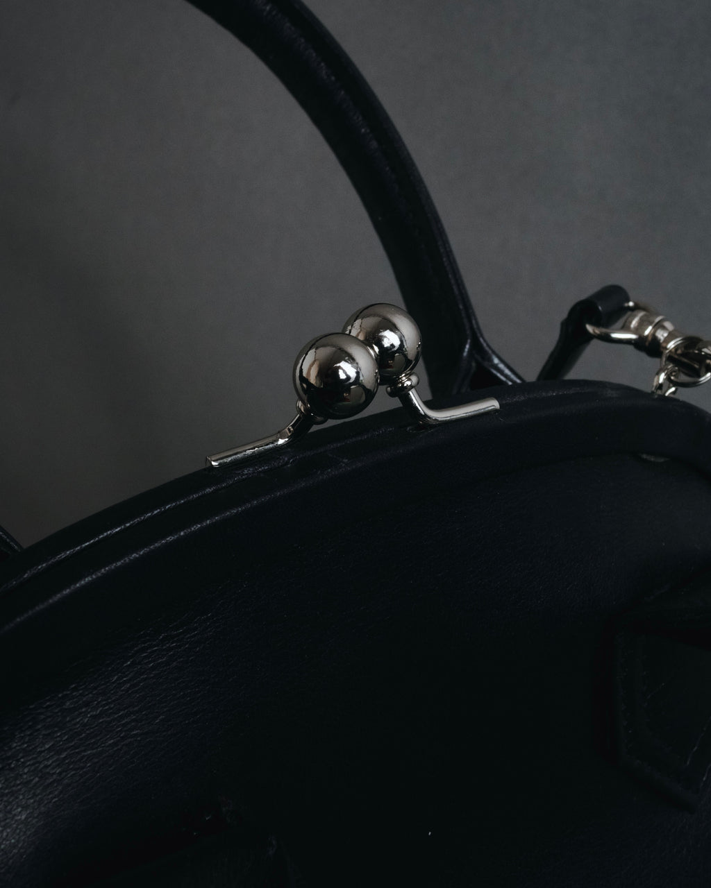 "Y’s" 22AW sculptural kiss-lock leather bag