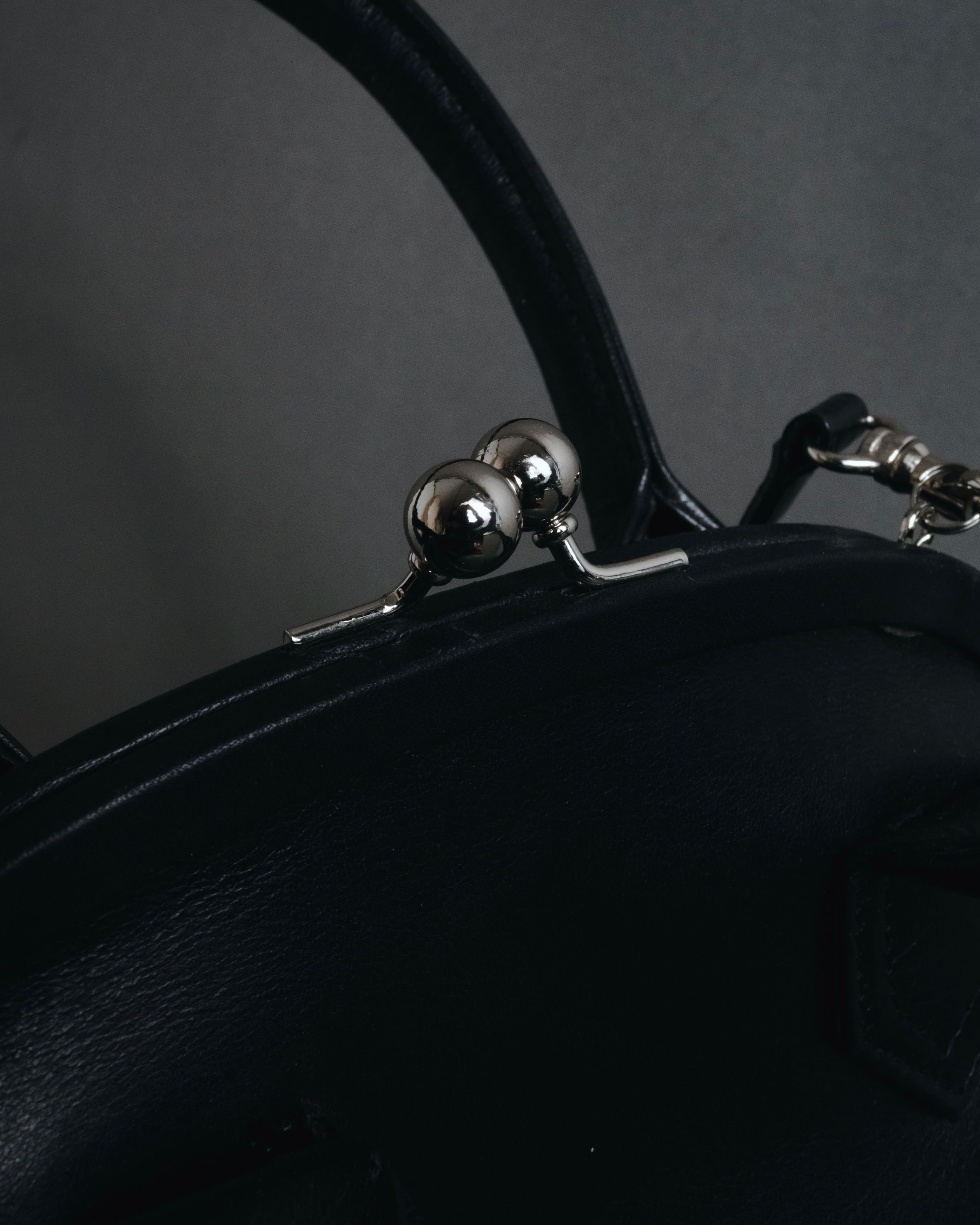 "Y’s" 22AW sculptural kiss-lock leather bag