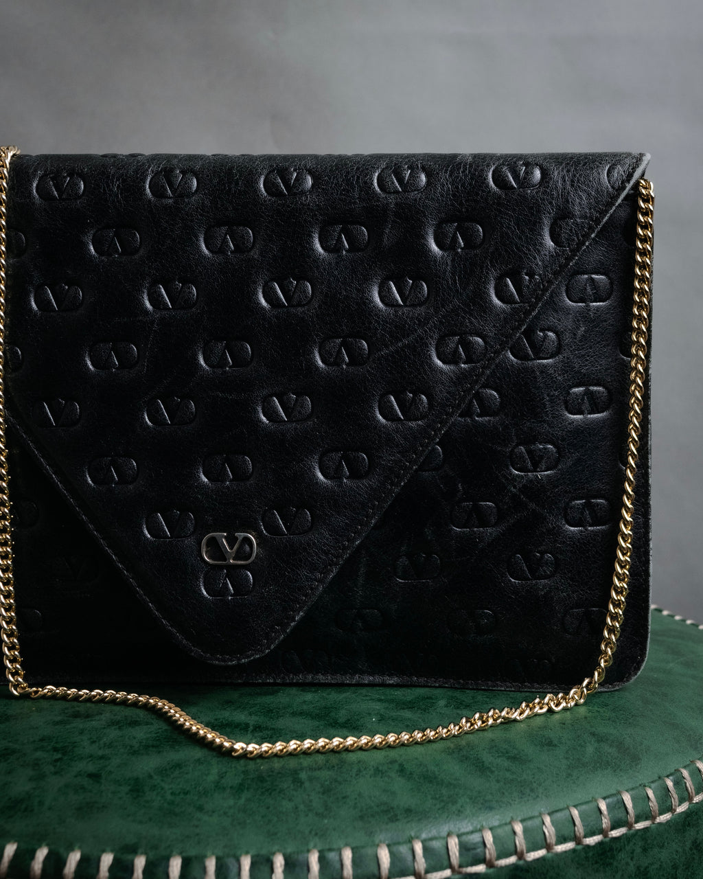 “VALENTINO” 80’s-90’s Embossed V logo chain clutch bag