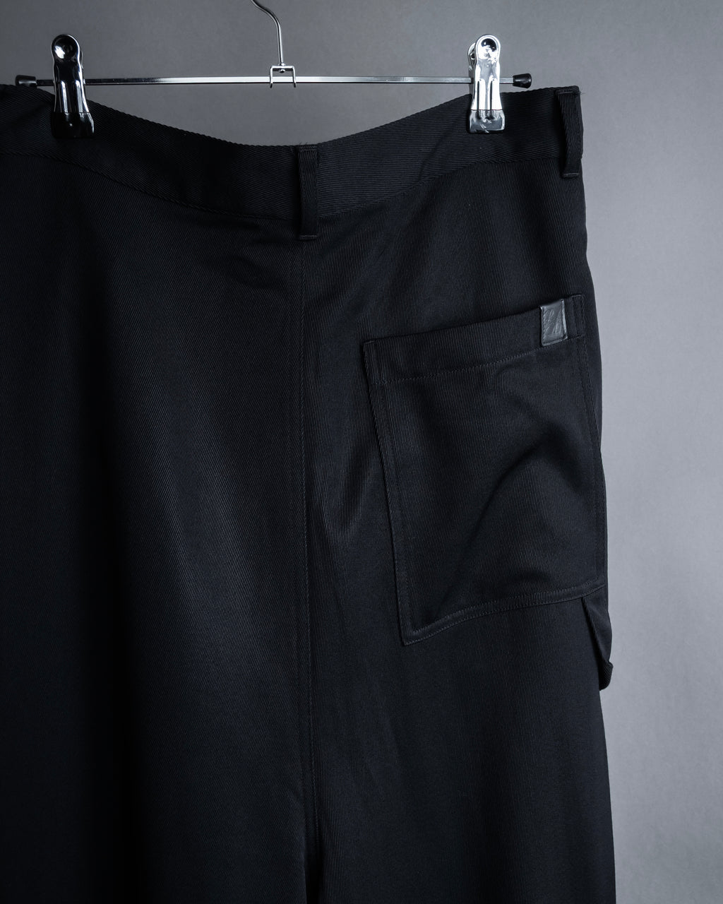 "LOEWE" Three-dimensional pattern design wide slacks