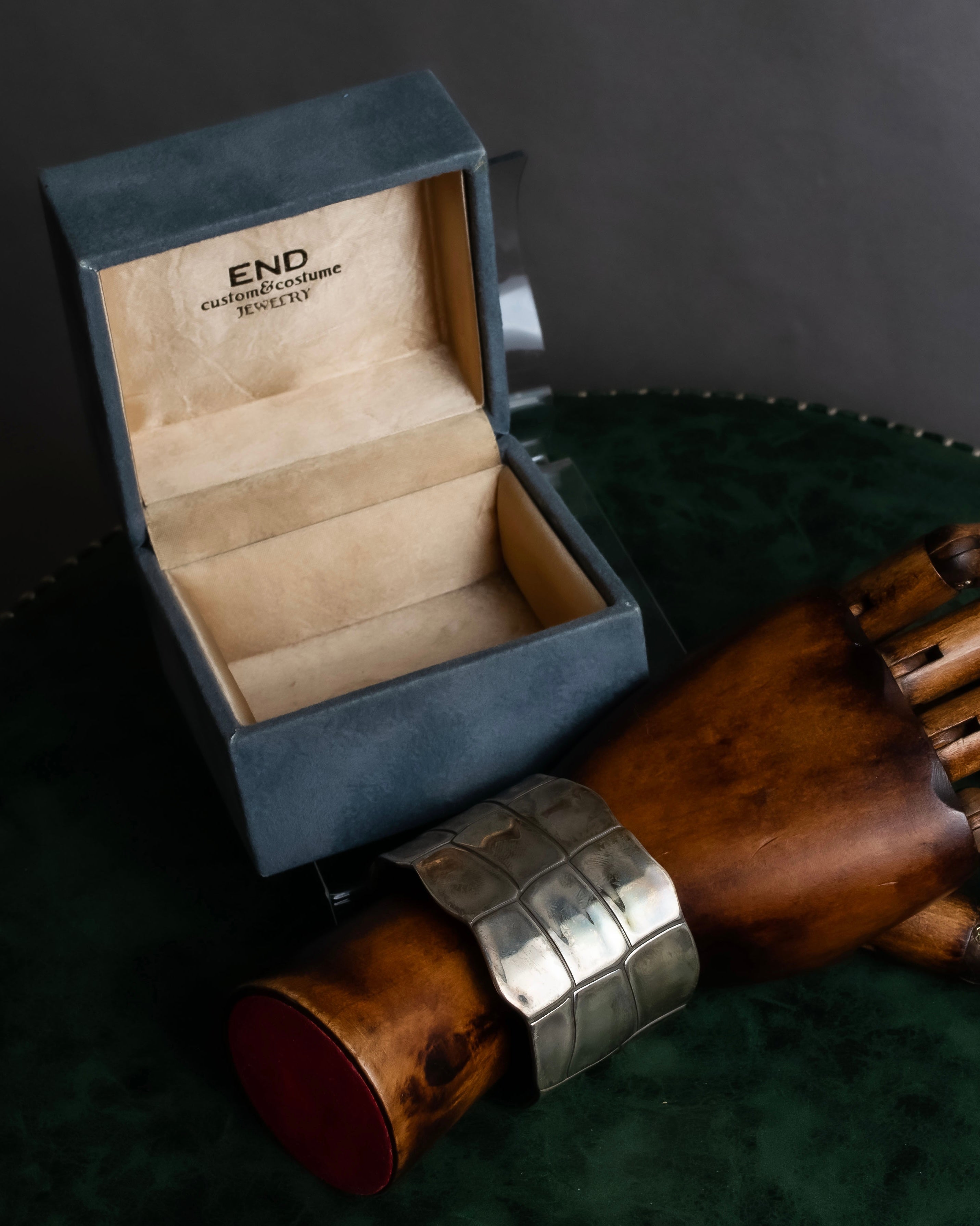 "END CUSTOM JEWELLERS" Square pattern wavy silver bangle