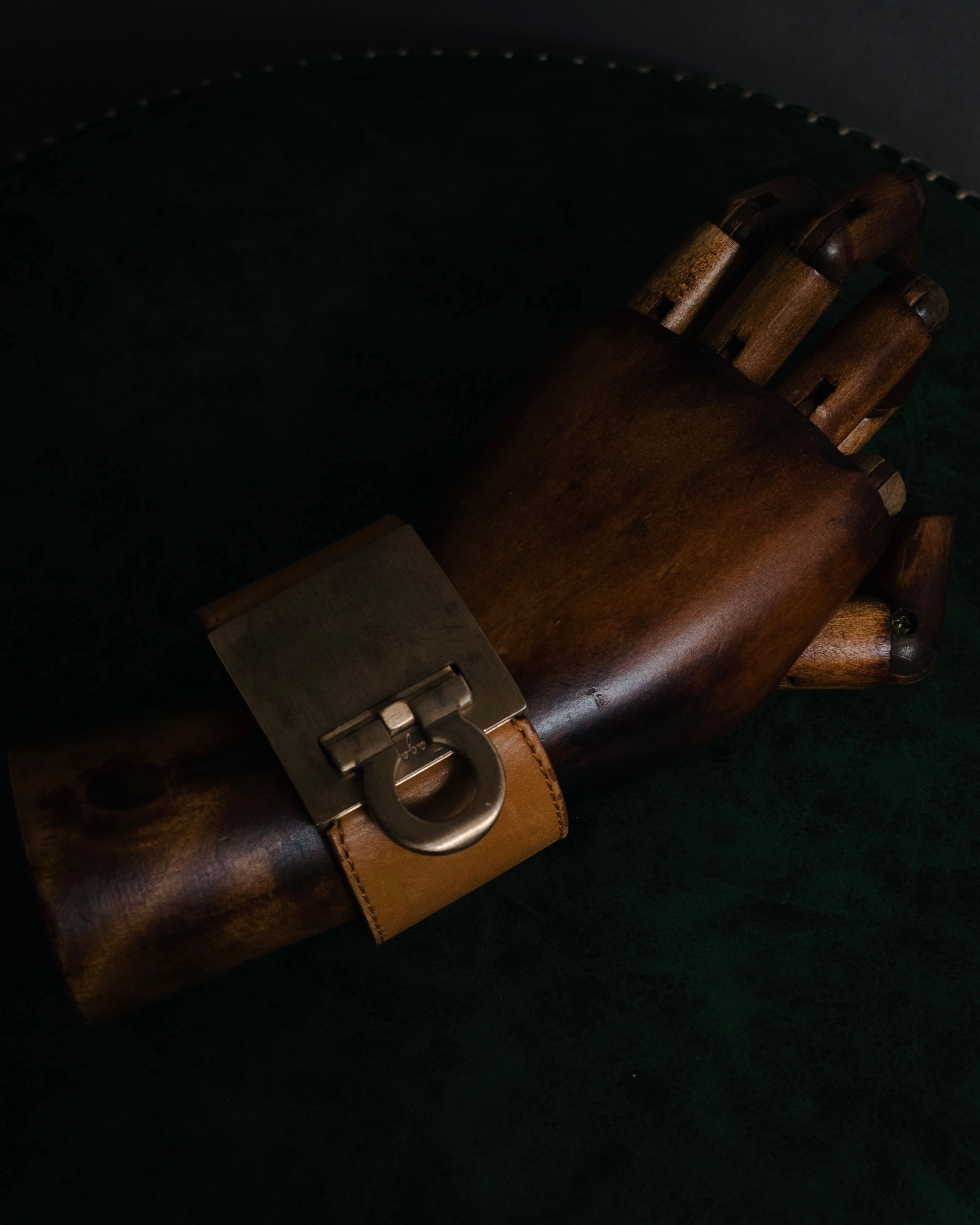 "Salvatore Ferragamo" 95’s-05’s Gancini clasp vacchetta leather bracelet