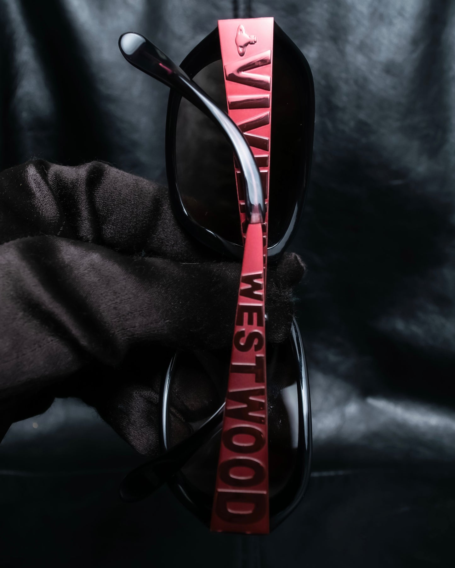 "Vivienne Westwood" Engraved temple logo oval sunglasses