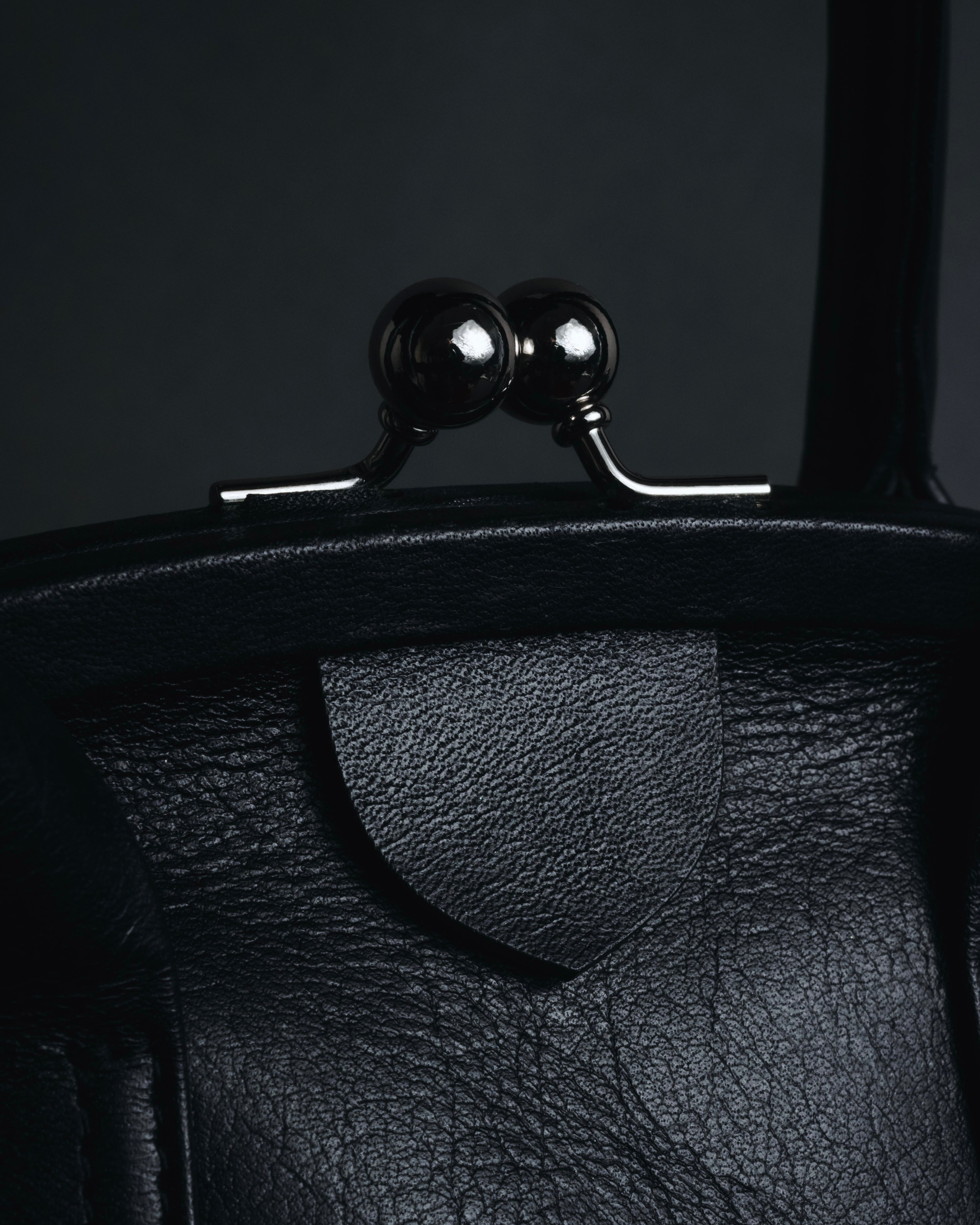 "Y’s" 22AW sculptural kiss-lock leather bag