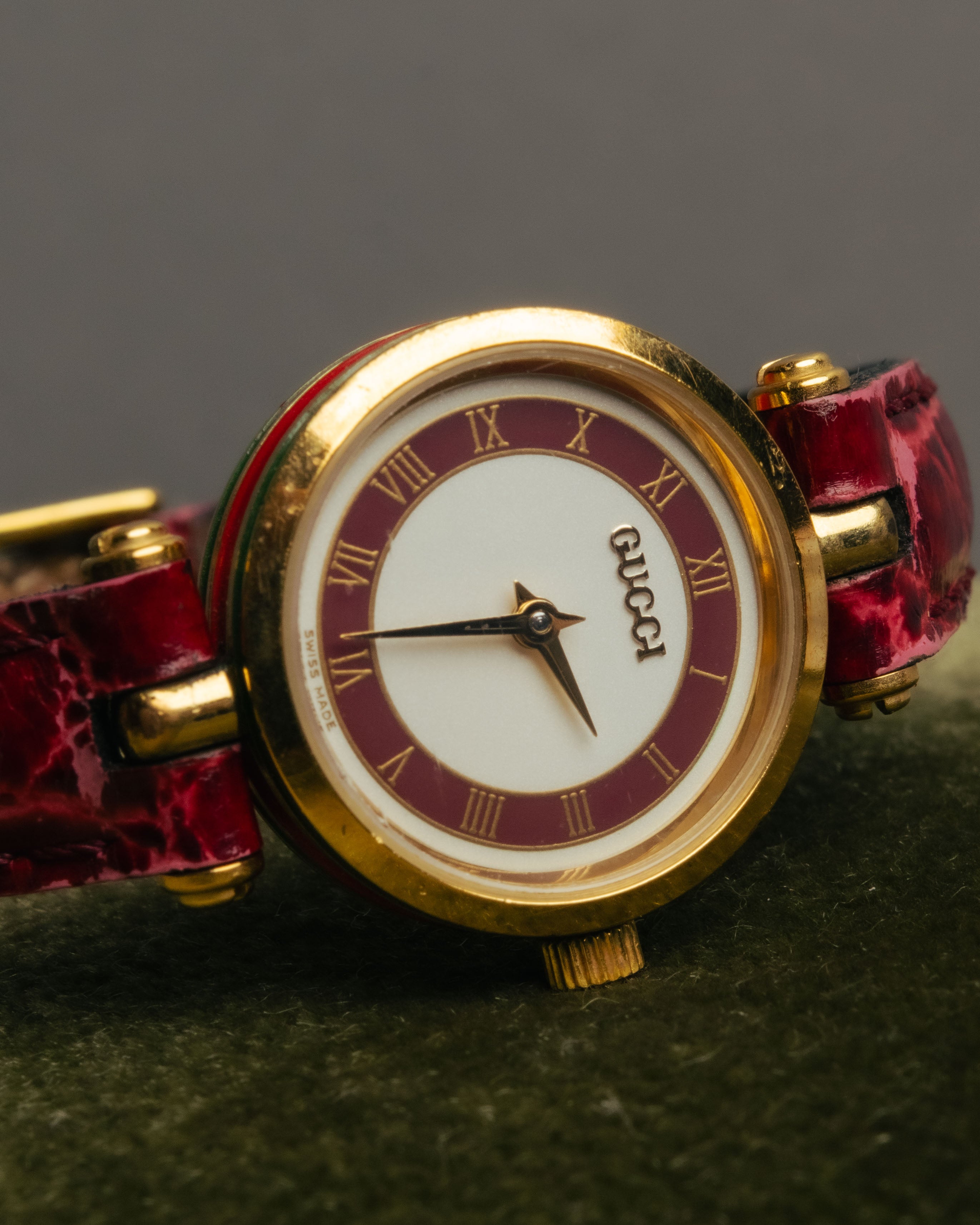 "GUCCI" 80's-90's Sherry line web stripe round watch with roman dial
