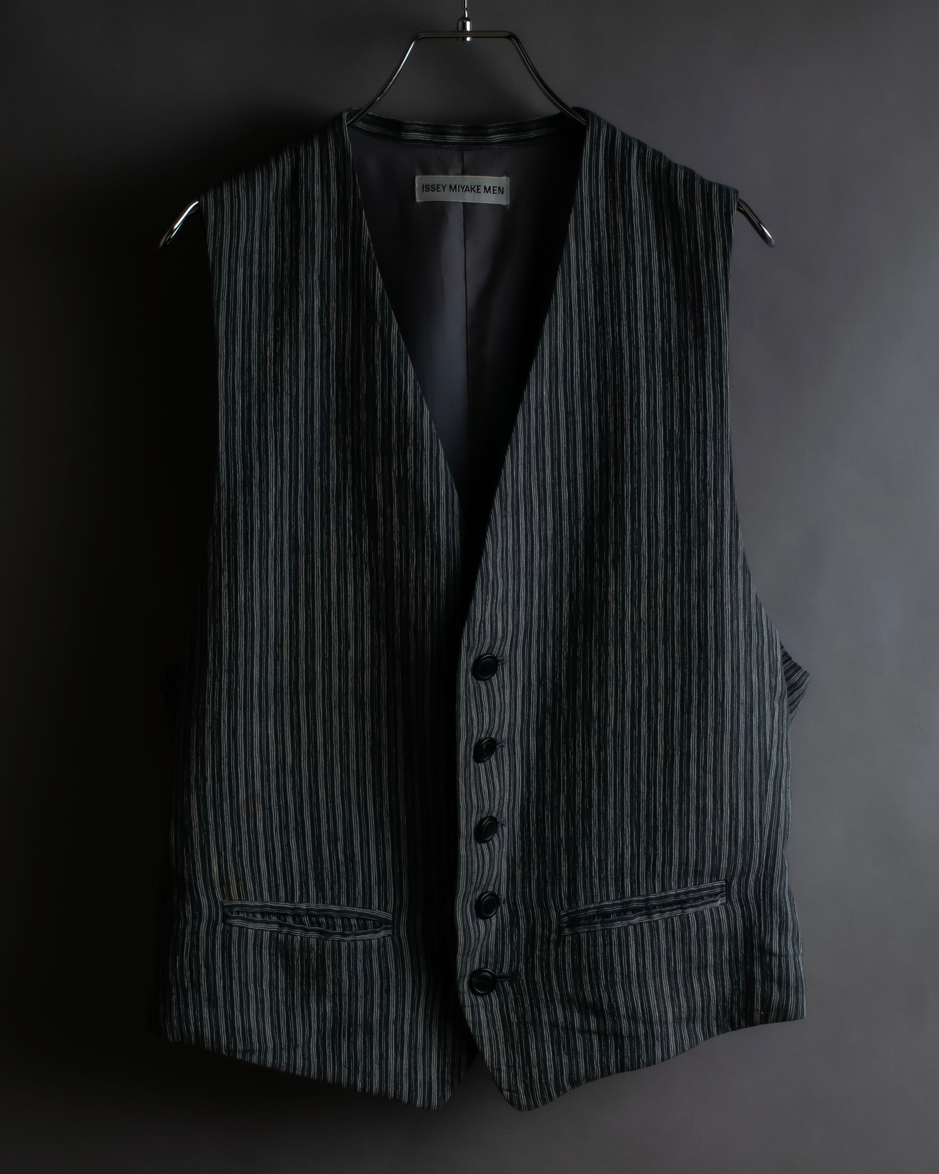 "ISSEY MIYAKE MEN" Random stripe pattern V-neck vest