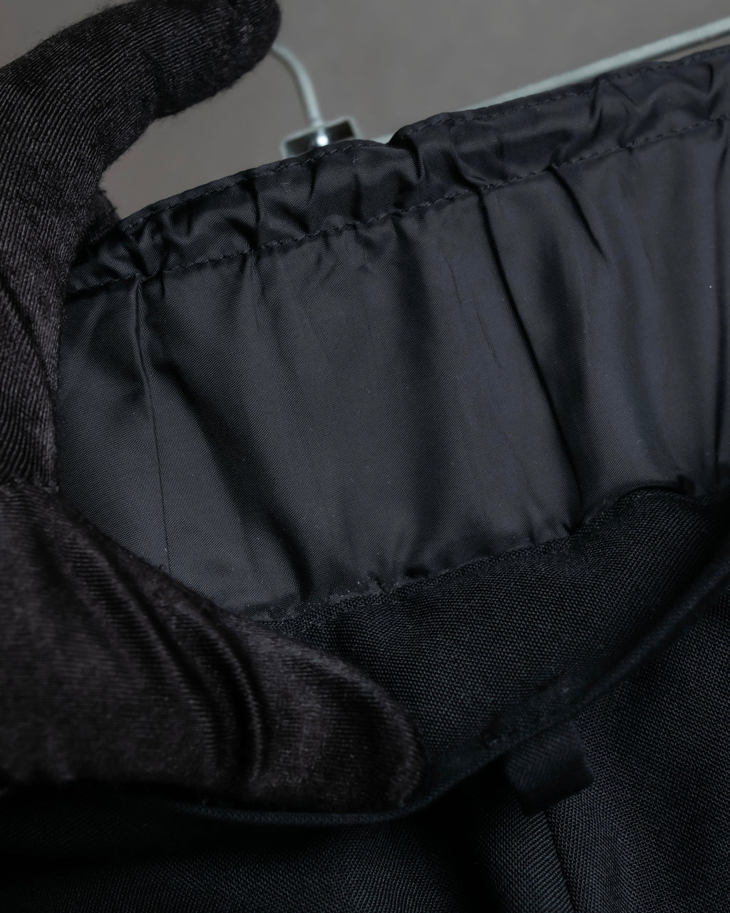 "sacai" Satin line design tapered slacks