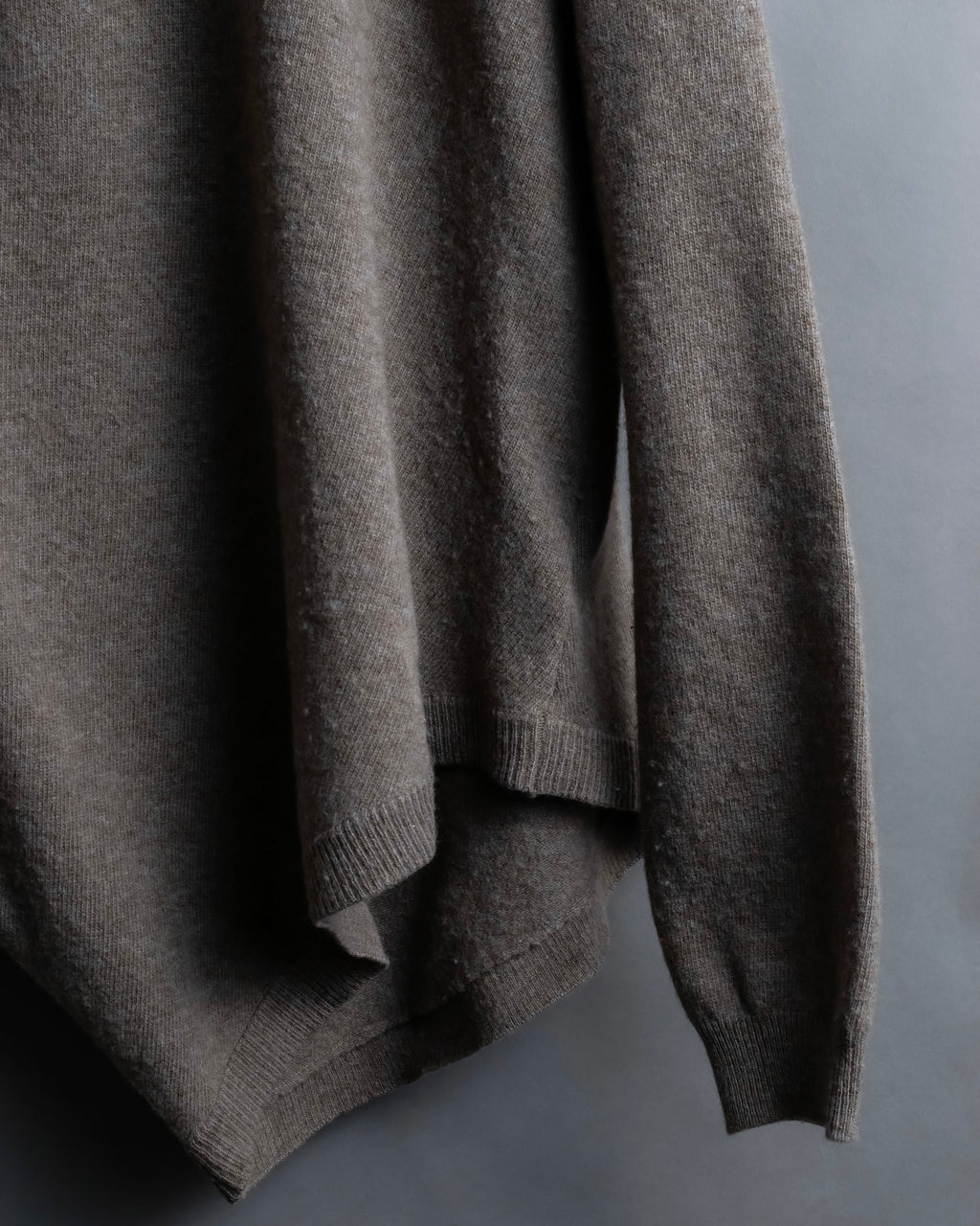 "MAISON MARGIELA 2005's AW " Twisted detail V-neck knit