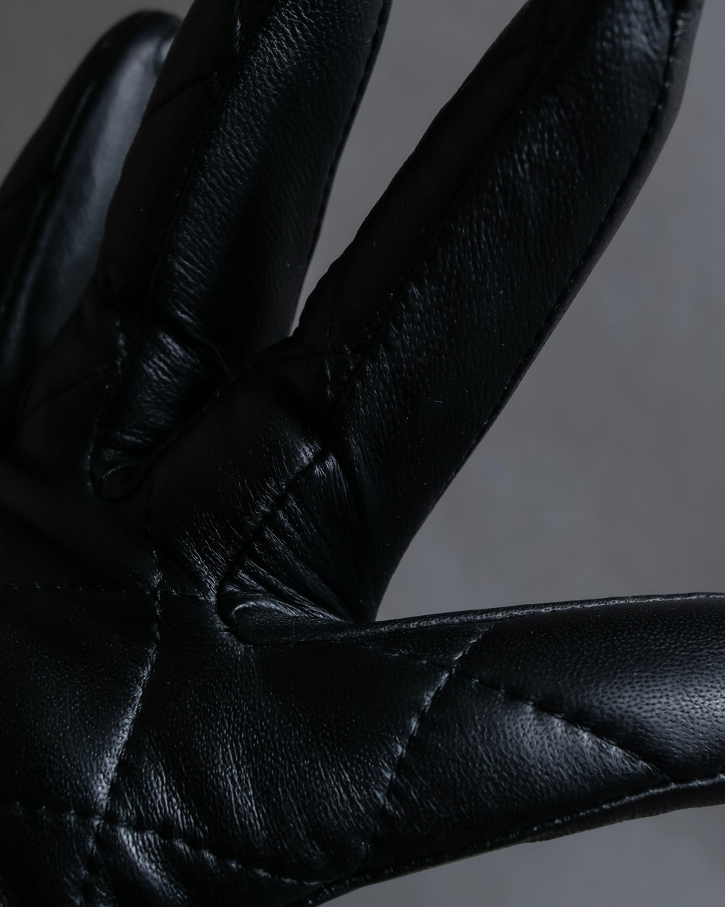 "Pierre Cardin" Belt buckle design quilted leather gloves