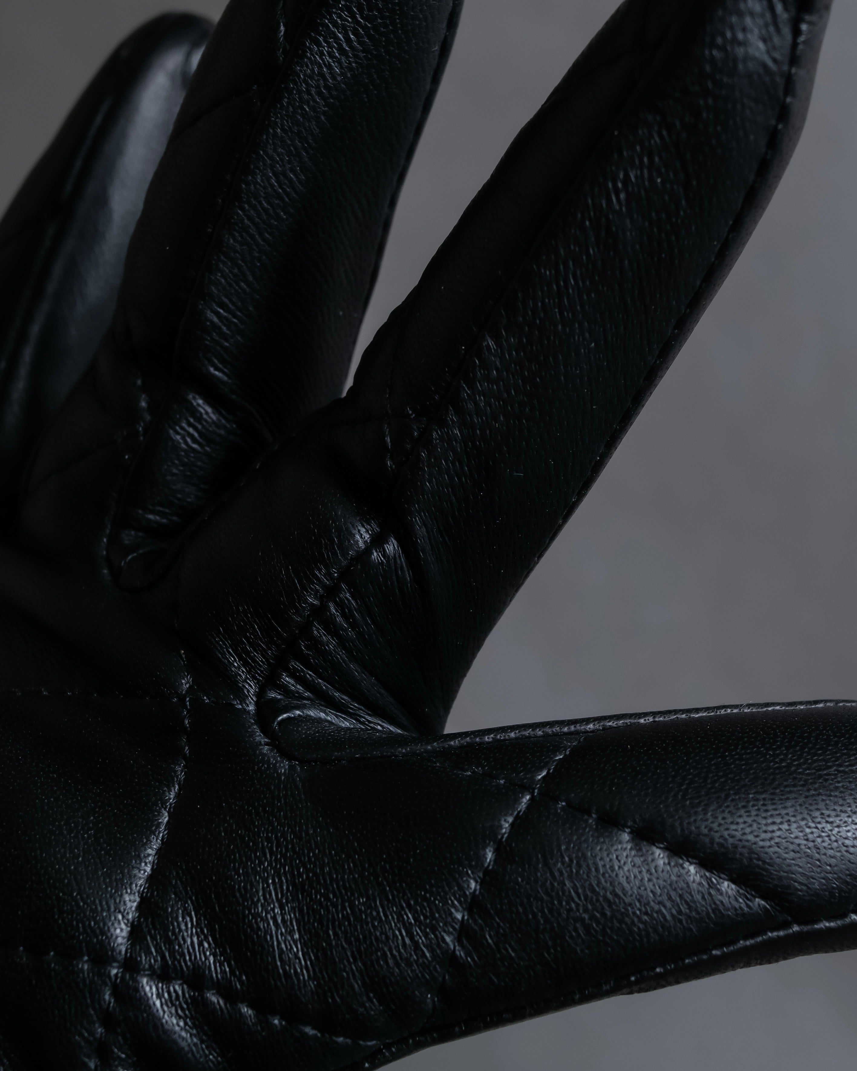 "Pierre Cardin" Belt buckle design quilted leather gloves