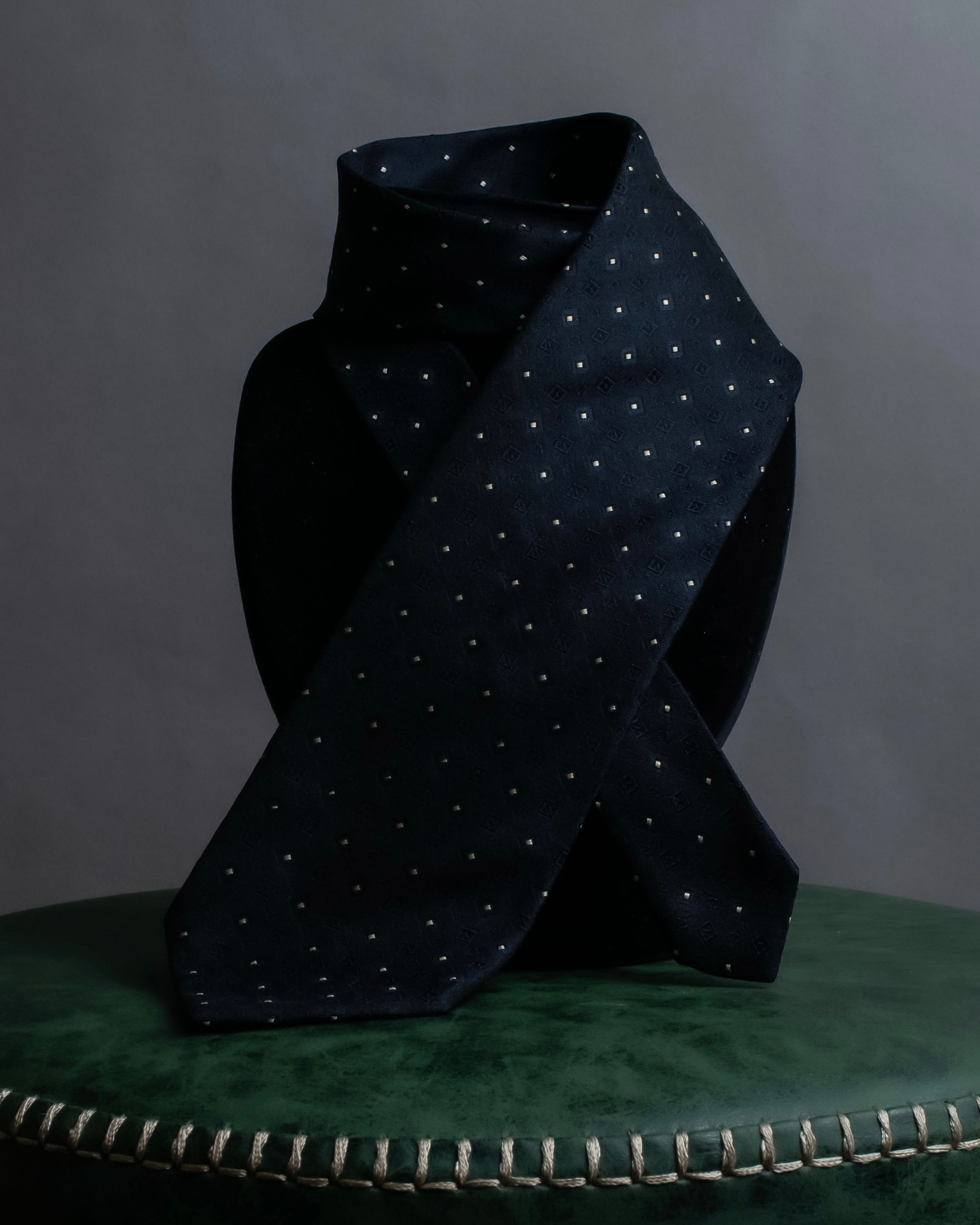 "COMME des GARCONS HOMME"
Square dot jacquard necktie