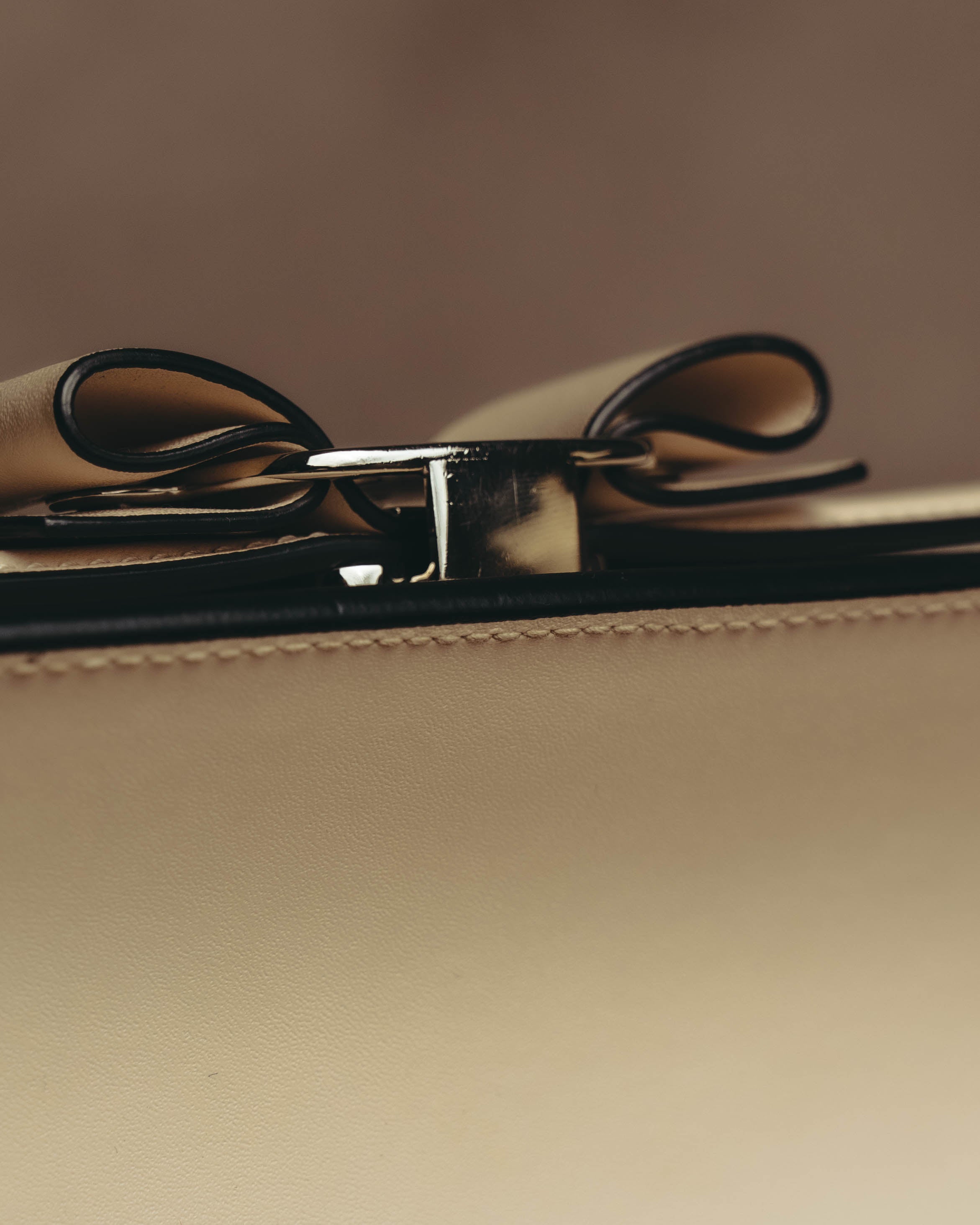 "Salvatore Ferragamo" 2010's-20's Ivory perforated leather chain shoulder bag