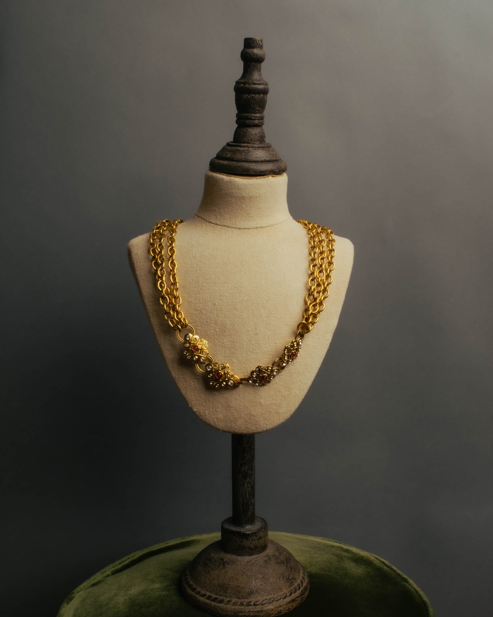 -SPECIAL- “CHANEL” 80’s-90’s ornate gold chain necklace