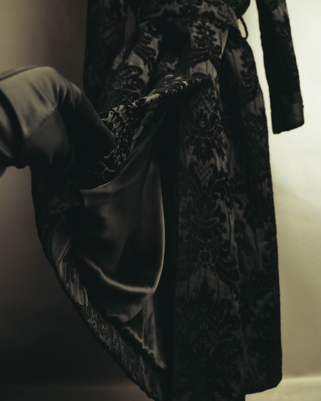“DOLCE&GABBANA” Late 2010’s-early 2020’s Baroque jacquard belted robe coat