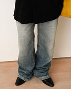ワイドストレートのシルエットと、足元にクッションを持たせた裾の落ち感が分かる着用カット。フェード感のあるブルーデニムをブラックのレザーシューズと合わせています。