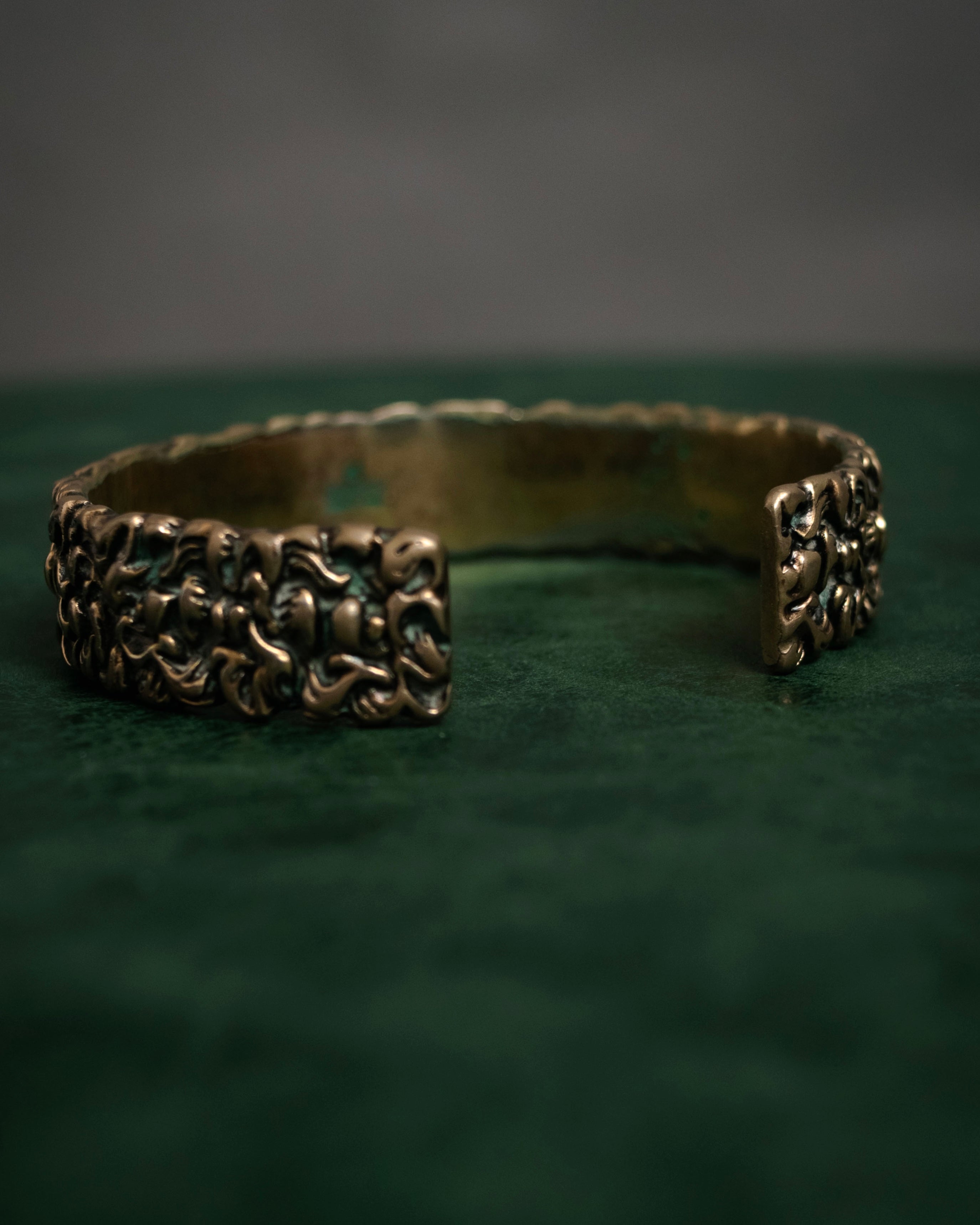 “GUCCI” 2010’s organic relief cuff bracelet