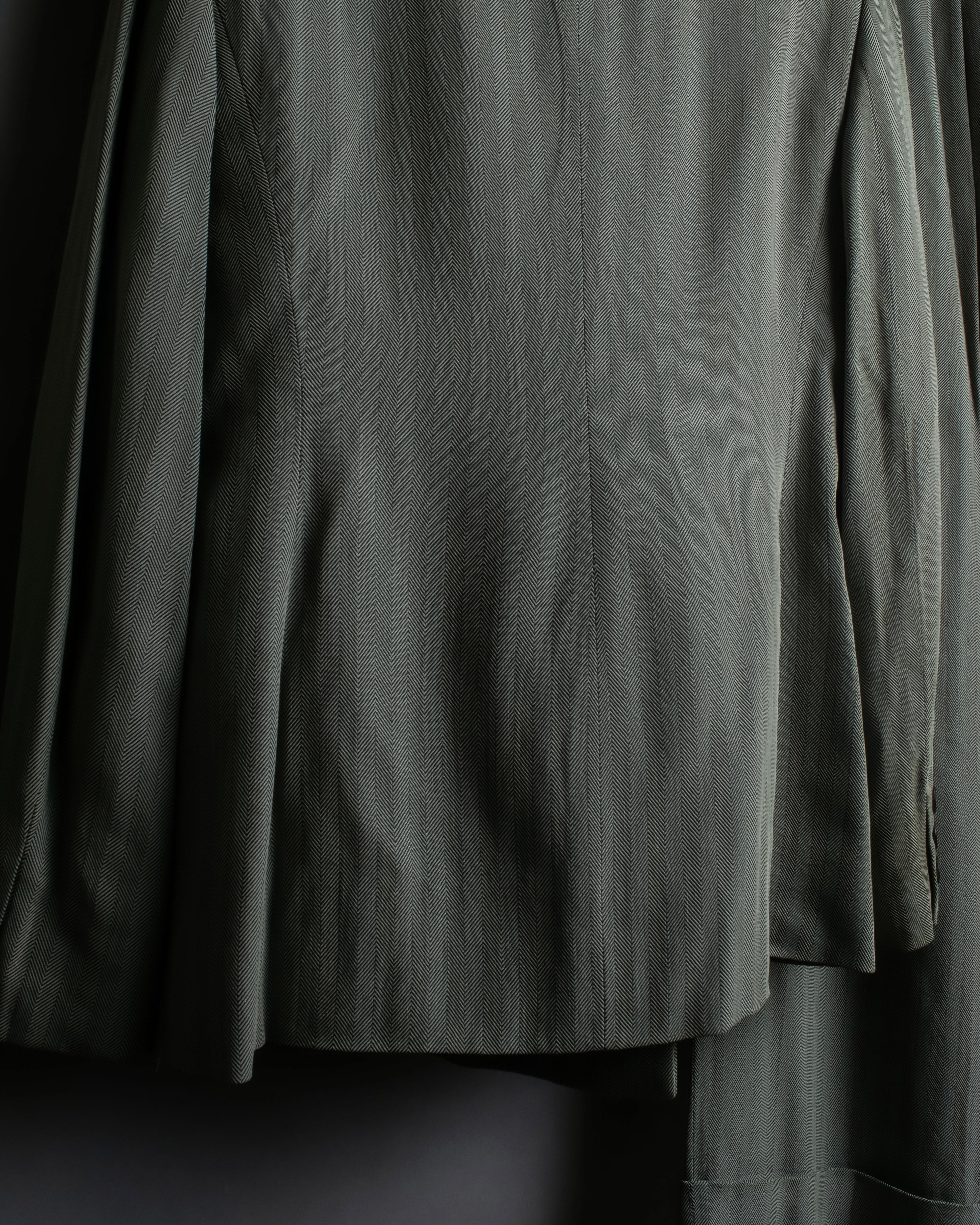 “GUCCI”  Beautiful silhouette 8B double breasted tailored jacket setup