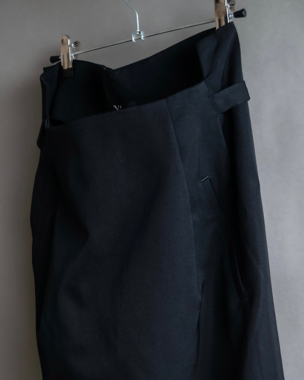 "Y's" Metal fitting belt design cutting maxi skirt