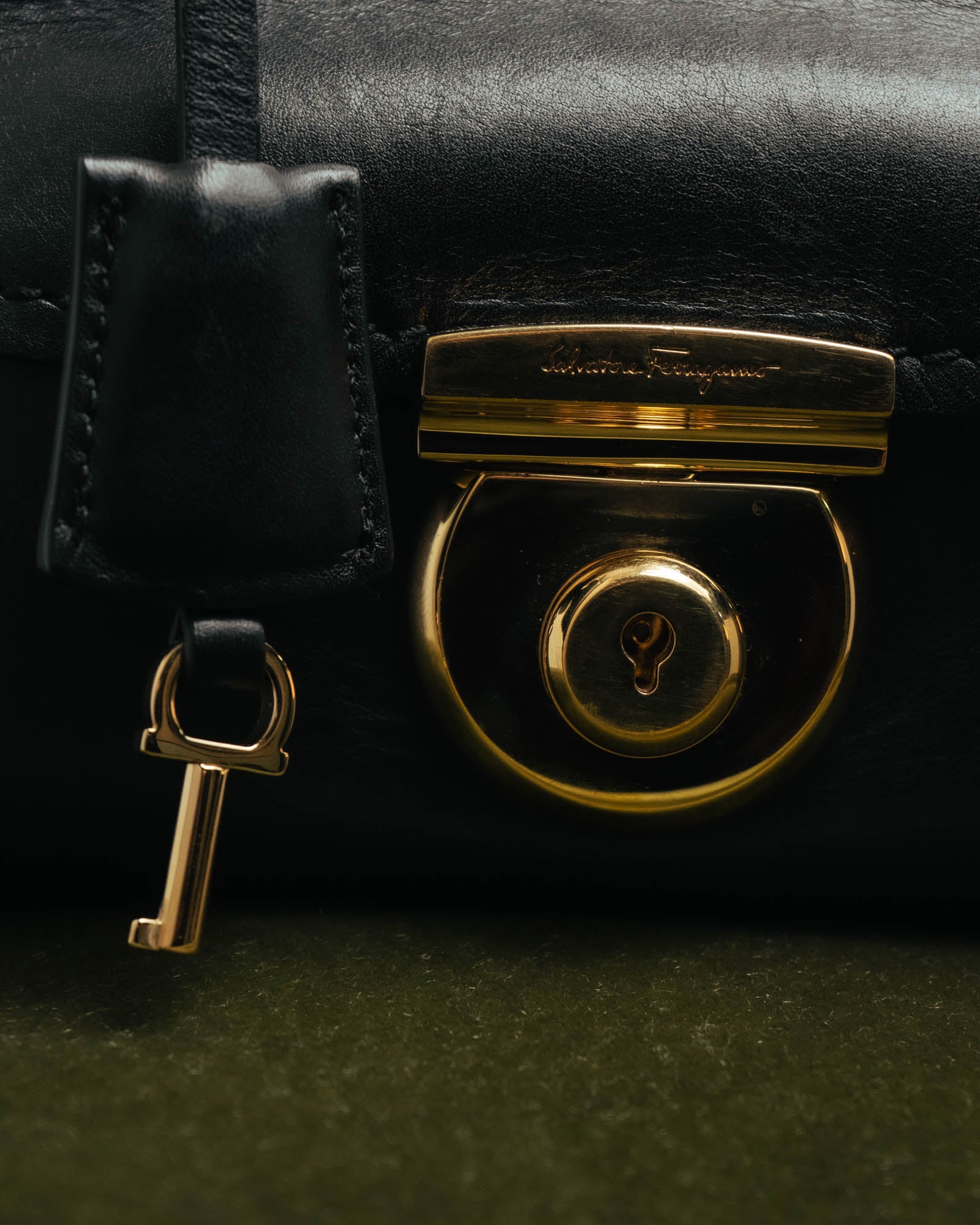–SPECIAL– “Salvatore Ferragamo“ 00’s-10’s Black leather dome handbag