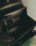 内装のファスナーポケット脇に配された、Salvatore Ferragamoおよび品番表記の革製パッチ。ゴールドカラーのファスナーチャームも確認できる内装ディテールです。