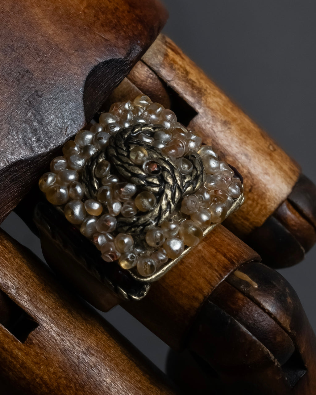 "CHANEL" 00 AW Glass pearl Coco mark motif gold ring