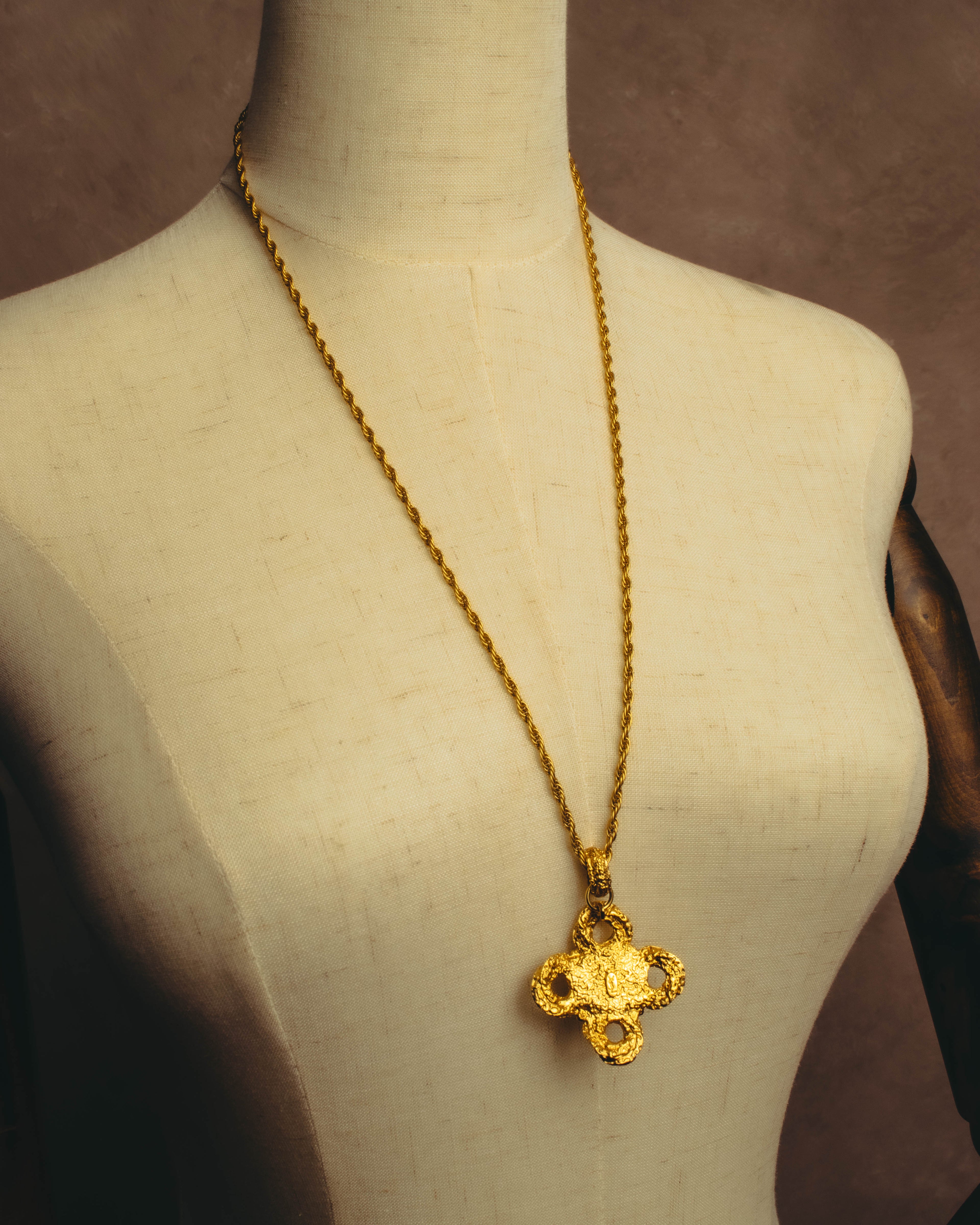 -SPECIAL- "YVES SAINT LAURENT" 80's-90's Baroque pearl textured gold pendant necklace