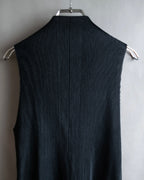 "PLEATS PLEASE ISSEY MIYAKE"
Narrow pleated sleeveless dress