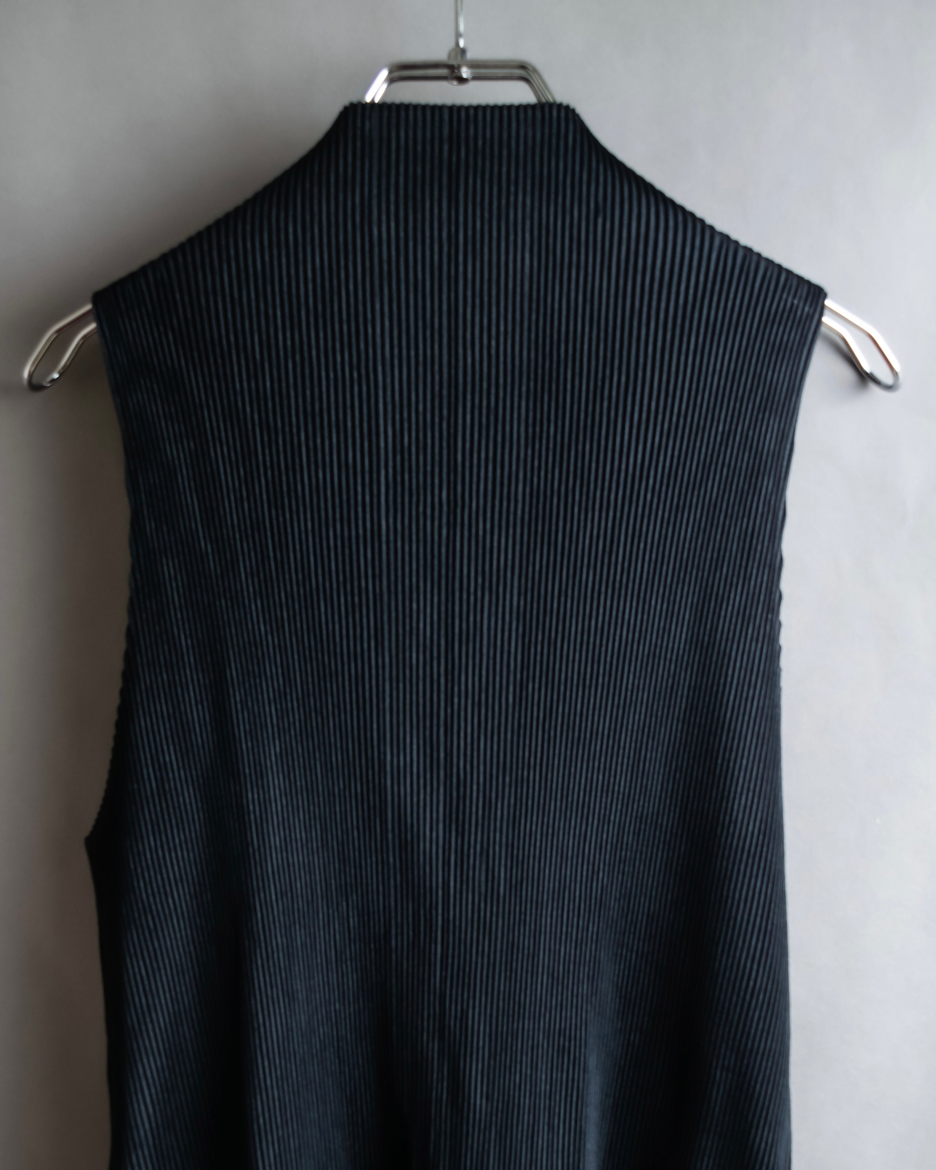 "PLEATS PLEASE ISSEY MIYAKE"
Narrow pleated sleeveless dress