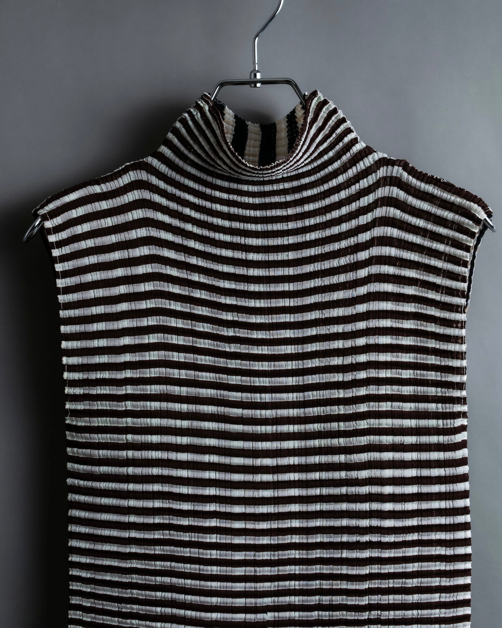 “ISSEY MIYAKE” pleats designed no sleeves high neck top
