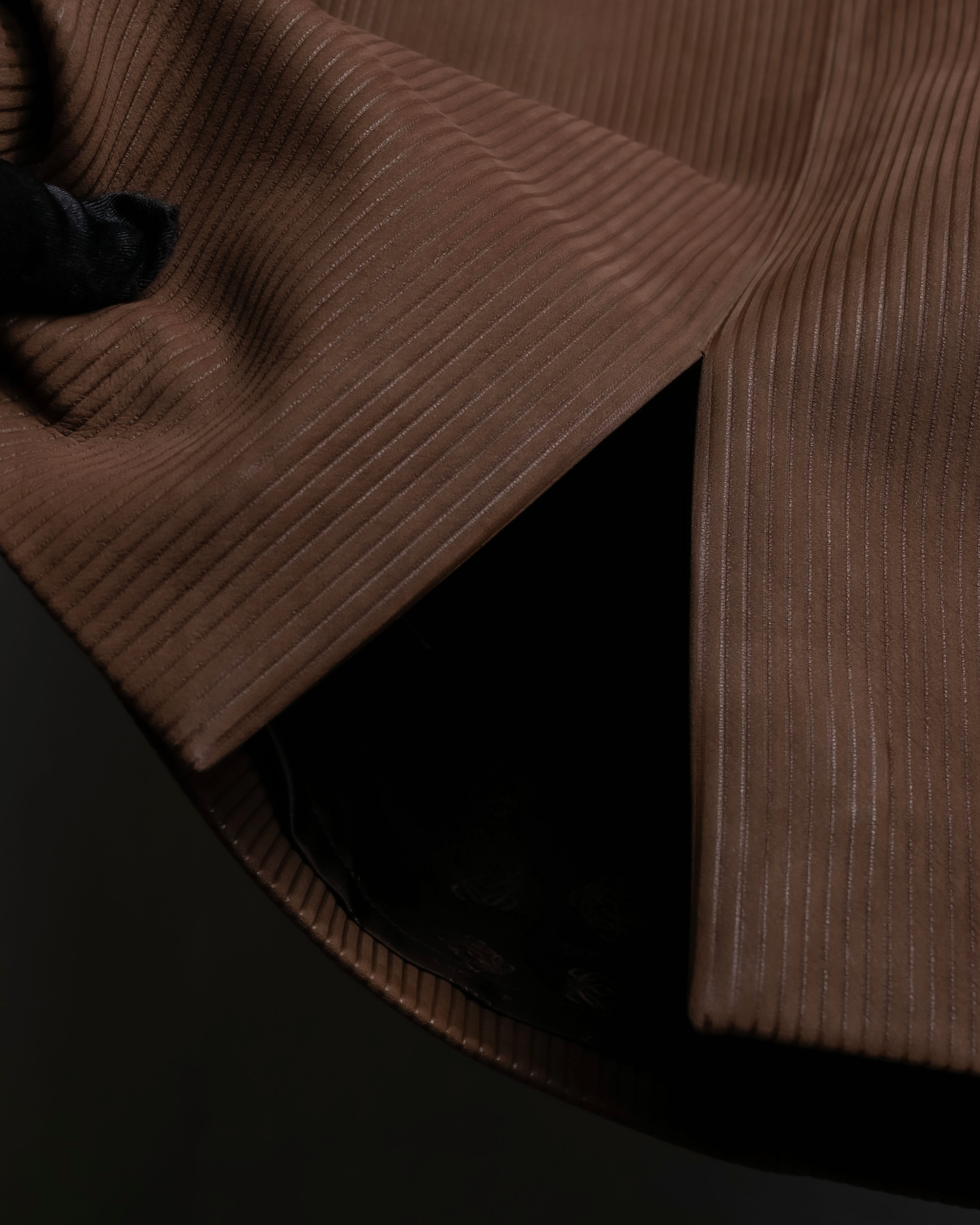 "LOEWE" Three-dimensional ribbed lamb leather set up