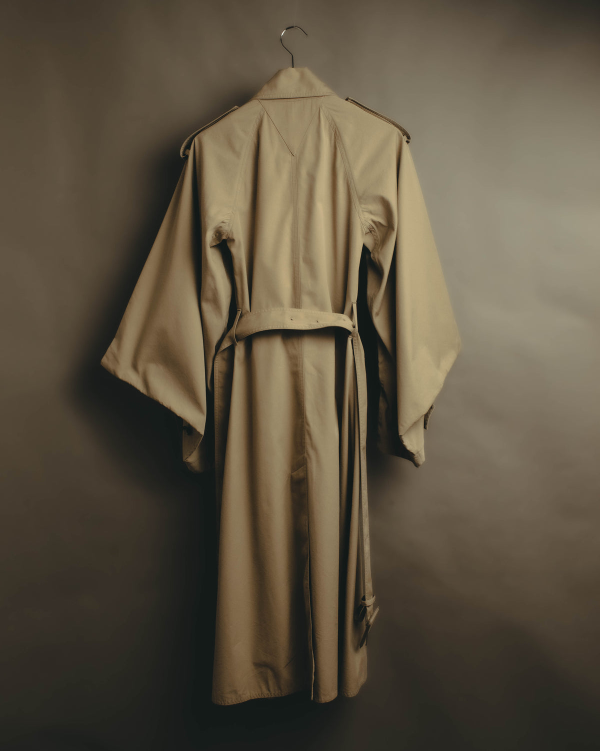 –SPECIAL– “BOTTEGA VENETA” 2020-21AW Sculptural cape-sleeve belted trench coat