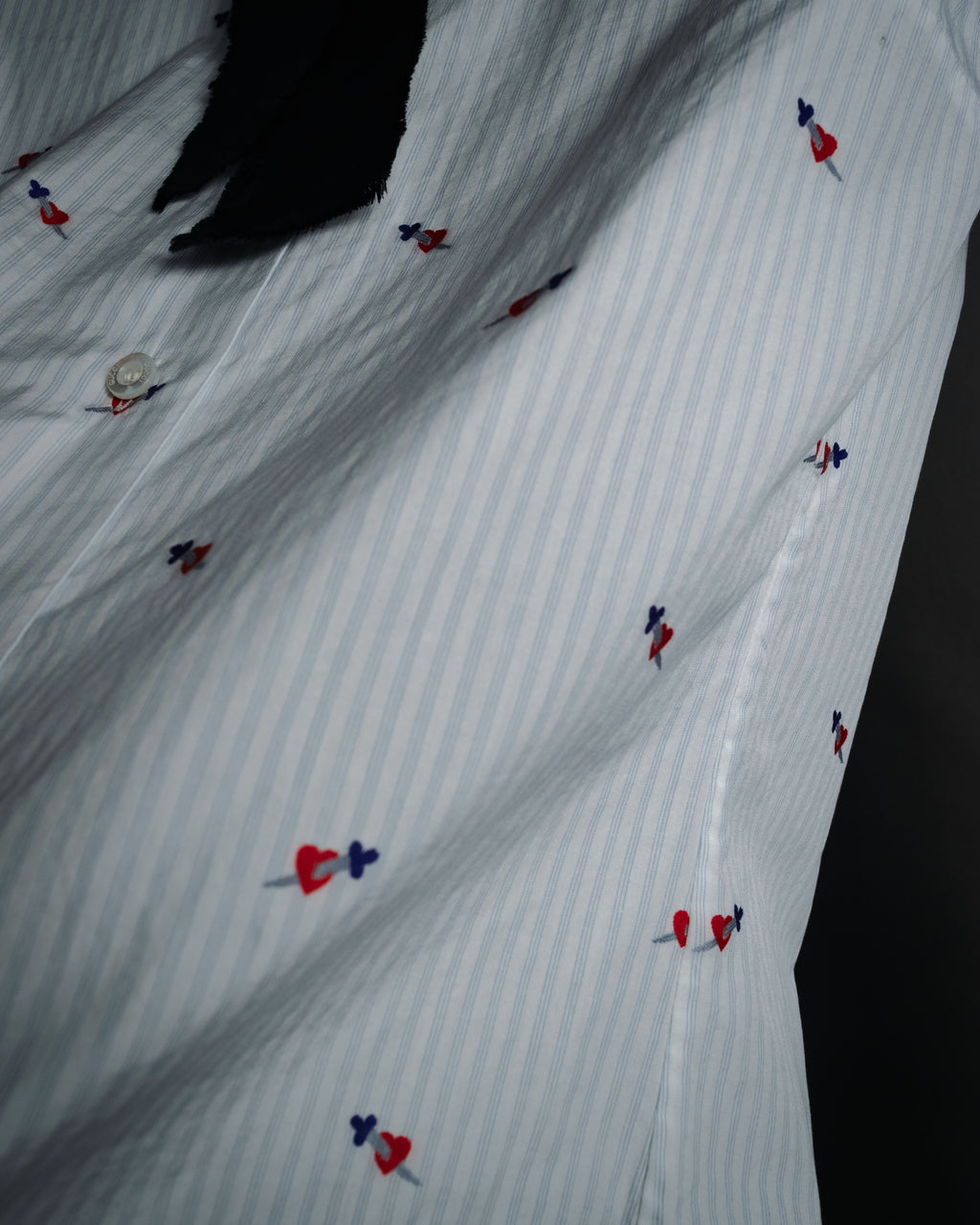“GUCCI” 2017 heart and dagger embroidered bow tie shirt