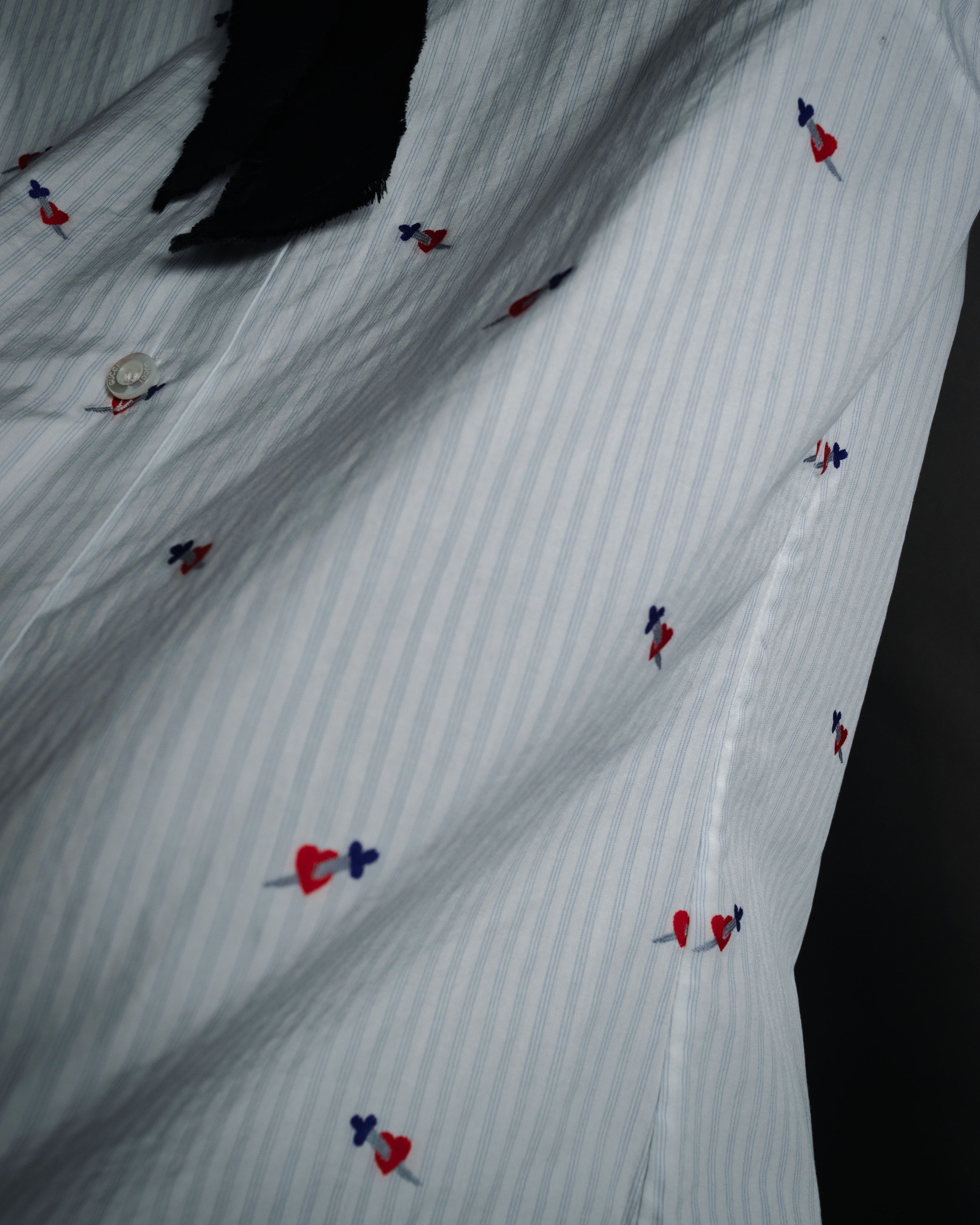 “GUCCI” 2017 heart and dagger embroidered bow tie shirt
