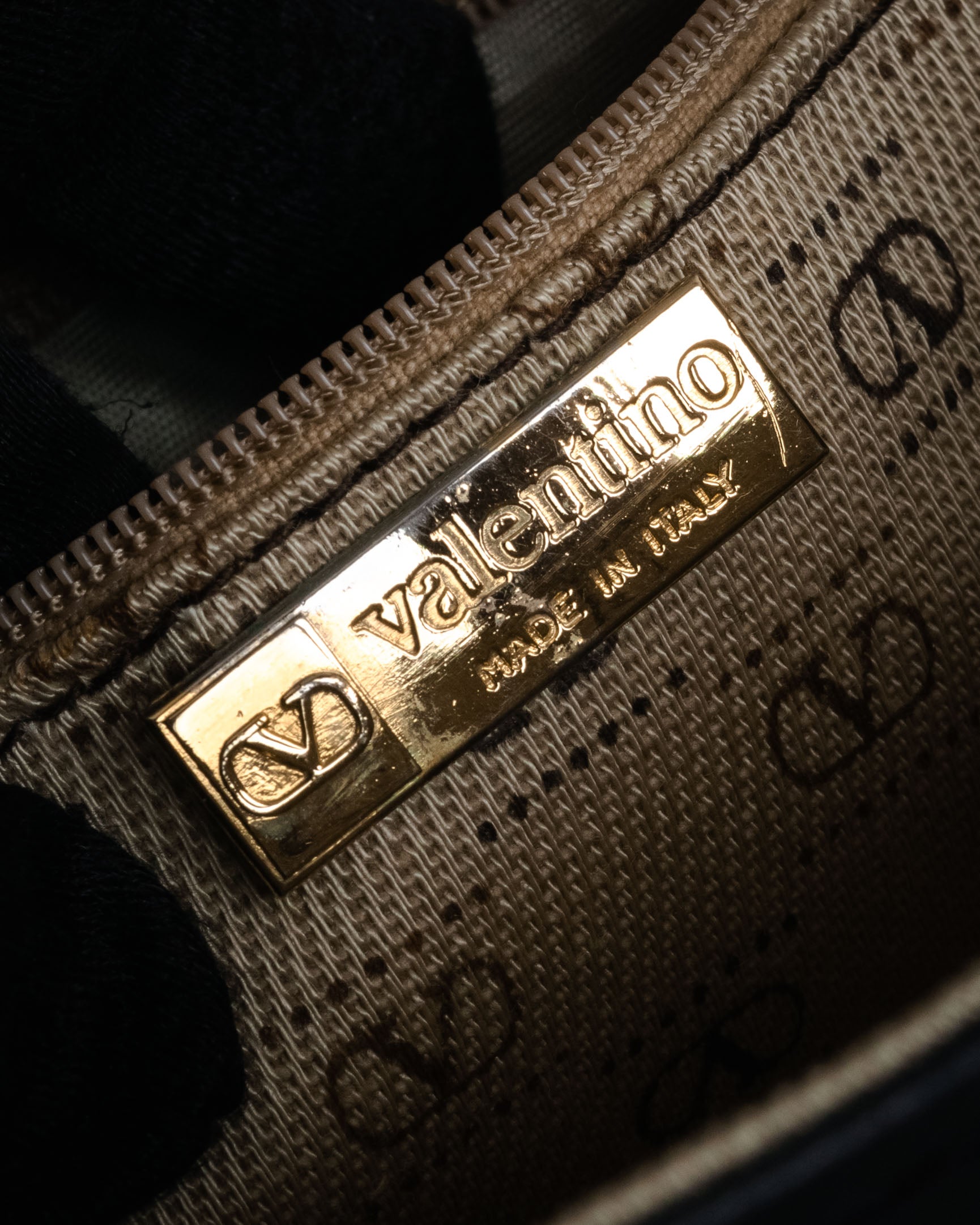 “VALENTINO” 80’s-90’s Embossed V logo chain clutch bag
